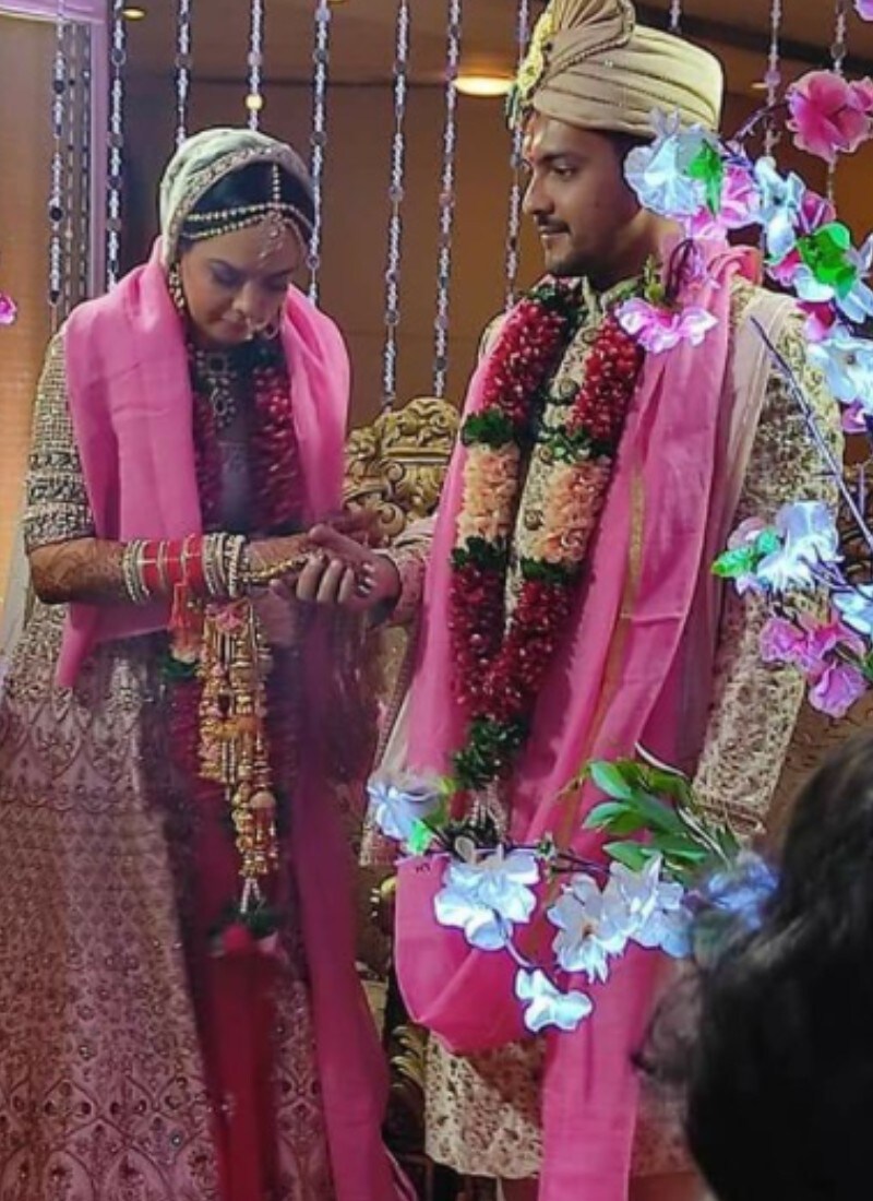 यावेळी आदित्यने श्वेताचा हात पकडून सातफेरे घेतले. सोशल मीडियावर आदित्यच्या फॅनपेजेसवर त्यांच्या लग्नातील फोटो पोस्ट करण्यात आले आहेत. काही क्षणातच त्यांचे हे फोटो व्हायरल झाले आहेत. (फोटो सौजन्य-@adiholic_till_last_breath/Instagram) यावेळी आदित्यने श्वेताचा हात पकडून सातफेरे घेतले. सोशल मीडियावर आदित्यच्या फॅनपेजेसवर त्यांच्या लग्नातील फोटो पोस्ट करण्यात आले आहेत. काही क्षणातच त्यांचे हे फोटो व्हायरल झाले आहेत. (फोटो सौजन्य-@adiholic_till_last_breath/Instagram)