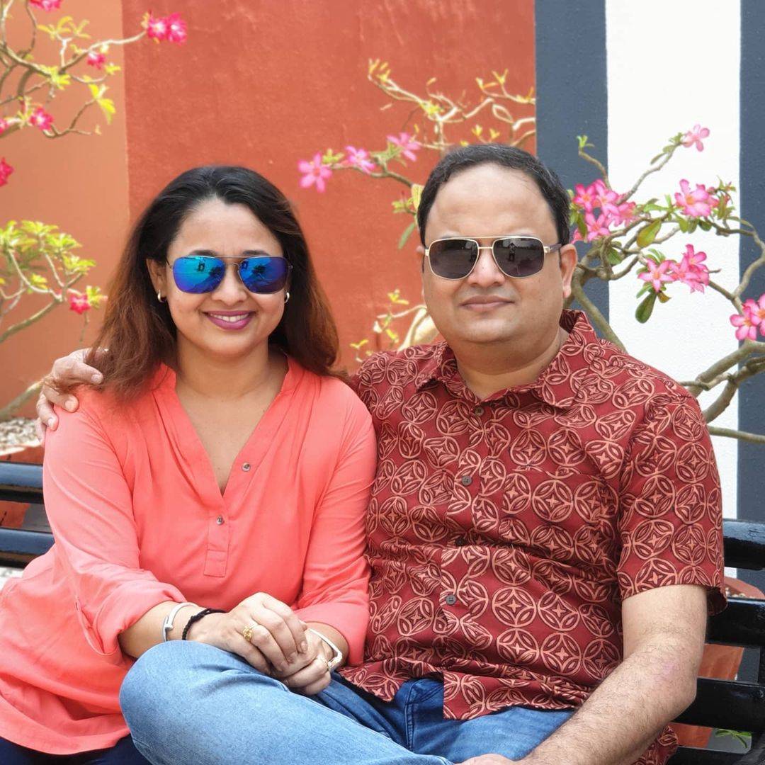 सोनालिका जोशी यांच्या पतीचं नाव समीर जोशी आहे. सोनालिका नेहमीच आपल्या पतीचे फोटो सोशल मीडियावर शेअर करत असतात. सोनालिका जोशी यांच्या पतीचं नाव समीर जोशी आहे. सोनालिका नेहमीच आपल्या पतीचे फोटो सोशल मीडियावर शेअर करत असतात.