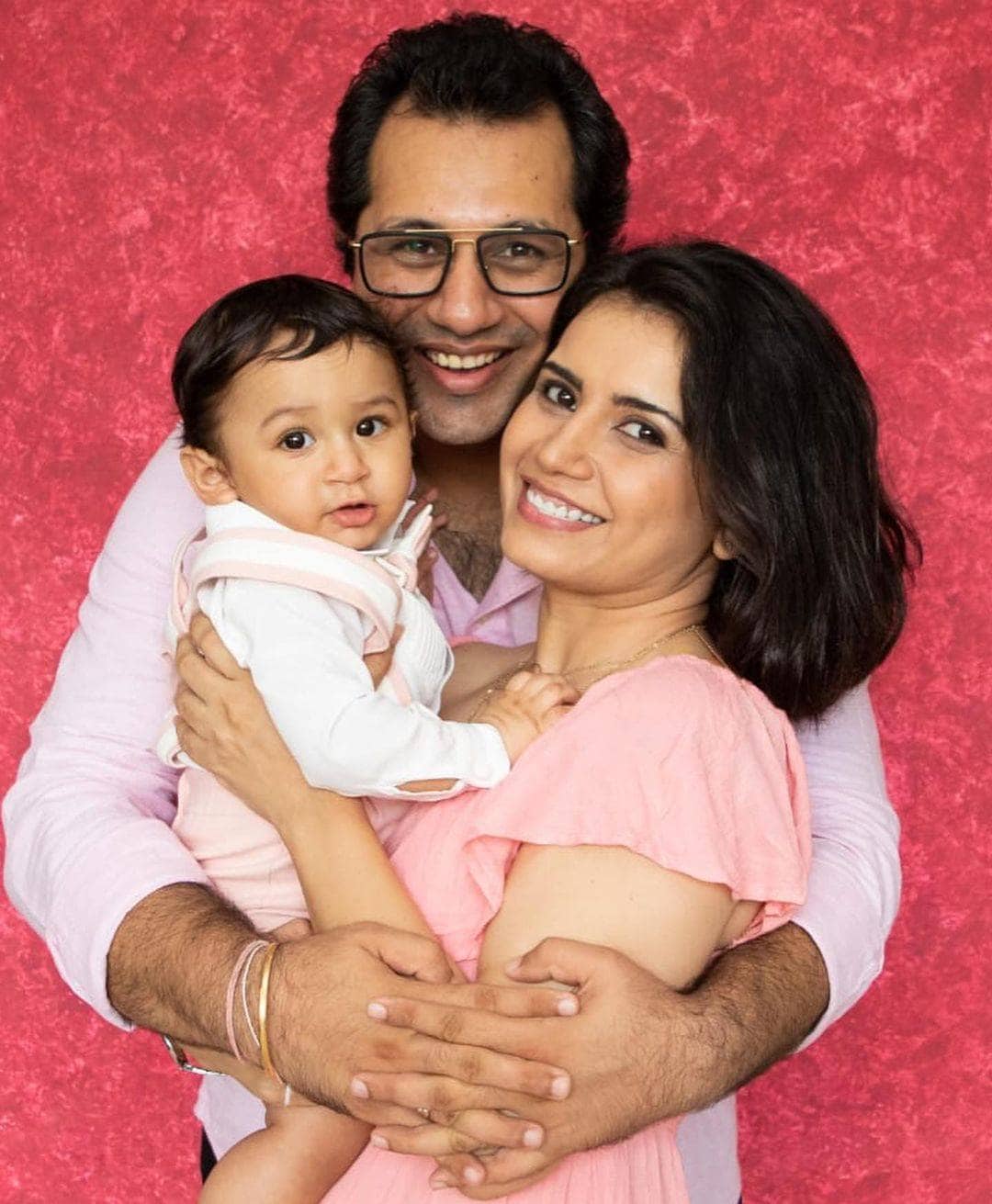 प्रिया आहुजाने मालिकेचे दिग्दर्शक मालव राजदा यांच्याशीच लग्न केलं. काही महिन्यांपूर्वीच तिने एका गोंडस बाळाला जन्म दिला. प्रिया आहुजाने मालिकेचे दिग्दर्शक मालव राजदा यांच्याशीच लग्न केलं. काही महिन्यांपूर्वीच तिने एका गोंडस बाळाला जन्म दिला.