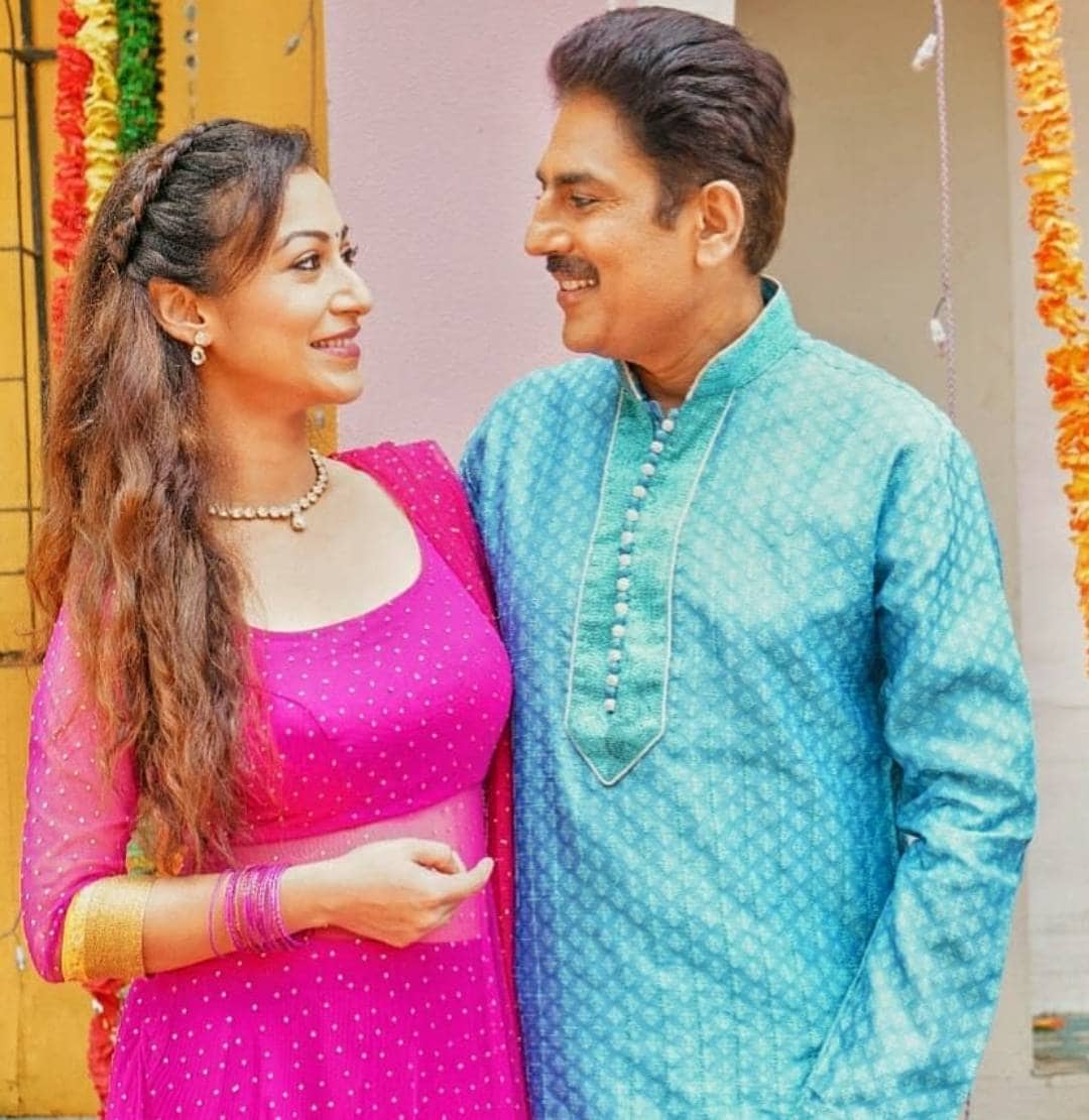 सुनैना फौजदारने तारक मेहता का उल्टा चश्मामध्ये उशिरा एन्ट्री घेऊनसुद्धा तिला प्रेक्षकांची पसंती मिळत आहे. या मालिकेत ती अंजली भाभीची रिप्लेसमेंट म्हणून आली आहे. सुनैना फौजदारने तारक मेहता का उल्टा चश्मामध्ये उशिरा एन्ट्री घेऊनसुद्धा तिला प्रेक्षकांची पसंती मिळत आहे. या मालिकेत ती अंजली भाभीची रिप्लेसमेंट म्हणून आली आहे.