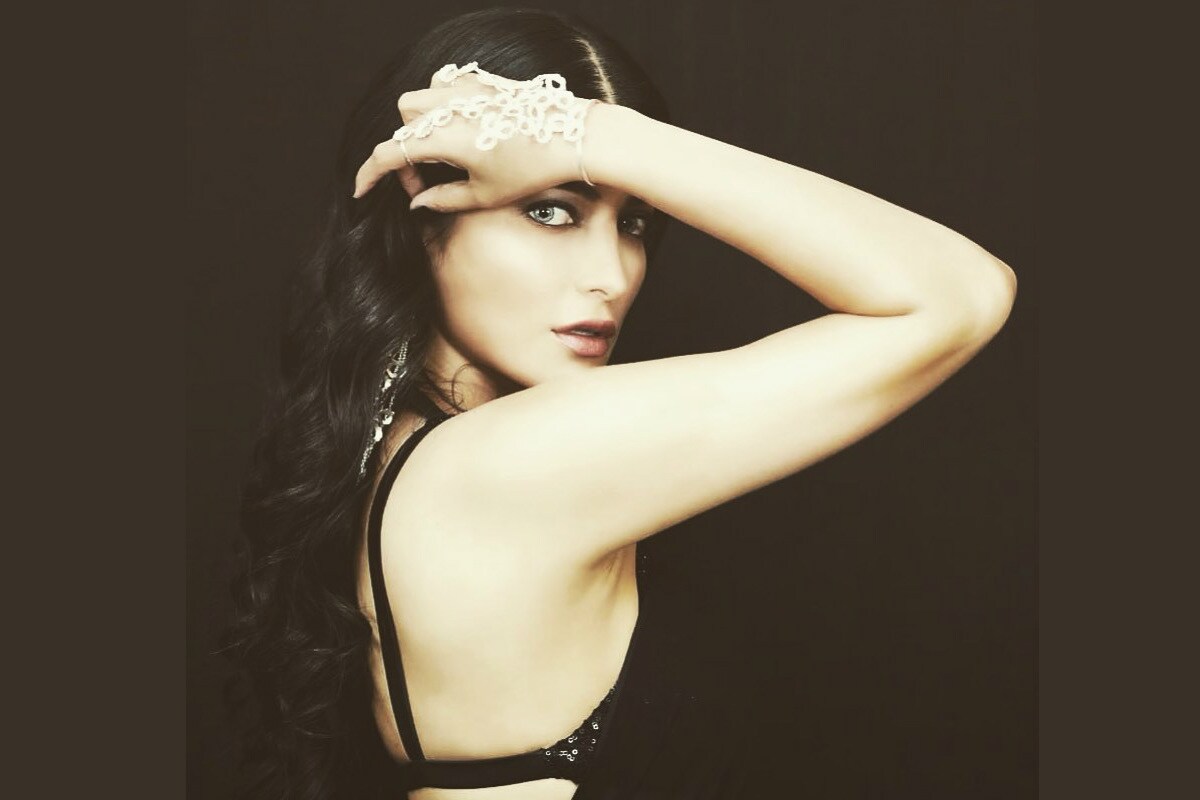 बॉलिवूड अभिनेत्री श्रुती हसन (Shruti Haasan) तिच्या बोल्ड फोटोंसाठी नेहमी चर्चेत असते. नुकतीच अभिनेत्री तिच्या एका पोस्टमुळे चर्चेत आली आहे. यामध्ये फक्त तिच्या बोल्ड अंदाजामुळे नाही तर त्यावर दिलेल्या कॅप्शनमुळे ती चर्चेत आली आहे. (फोटो सौजन्य- @shrutzhaasan/Instagram) बॉलिवूड अभिनेत्री श्रुती हसन (Shruti Haasan) तिच्या बोल्ड फोटोंसाठी नेहमी चर्चेत असते. नुकतीच अभिनेत्री तिच्या एका पोस्टमुळे चर्चेत आली आहे. यामध्ये फक्त तिच्या बोल्ड अंदाजामुळे नाही तर त्यावर दिलेल्या कॅप्शनमुळे ती चर्चेत आली आहे. (फोटो सौजन्य- @shrutzhaasan/Instagram)