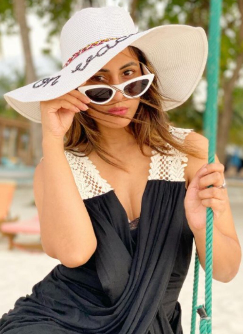 हिना खानचा काळ्या रंगाच्या ड्रेसमध्ये(Black Dress) काळा चष्मा घालून झोपाळ्यावर बसलेला फोटो सोशल मीडियावर मोस्ट ट्रेंडिंग आहे. (फोटो सौजन्य-@realhinakhan/Instagram) हिना खानचा काळ्या रंगाच्या ड्रेसमध्ये(Black Dress) काळा चष्मा घालून झोपाळ्यावर बसलेला फोटो सोशल मीडियावर मोस्ट ट्रेंडिंग आहे. (फोटो सौजन्य-@realhinakhan/Instagram)