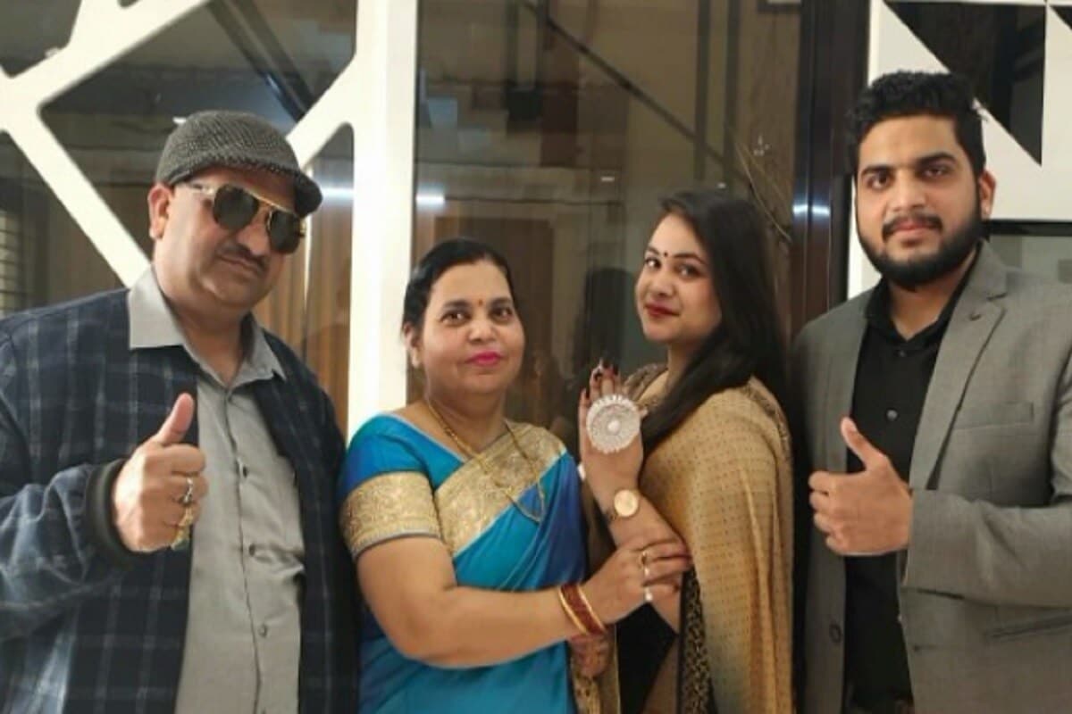 मेरठ येथील प्रसिध्द सराफ मेसर्स रेनानी ज्वेलर्सचे व्यवस्थापकीय संचालक हर्षित बन्सल यांनी सांगितले की 12638 हिऱ्यांचा वापर करुन ही अंगठी तयार करण्यात आली आहे. ही अंगठी तयार करण्यासाठी तीन वर्षांचा कालावधी लागला. या यशाची नोंद गिनीज बुकमध्ये झाल्याने मेरठ येथील सराफ बाजार जागतिक स्तरावर पोहोचला आहे. नुकताच हर्षित यांनी आपल्या कुटुंबियांसमवेत अंगठीचा फोटो शेअर केला आहे. मेरठ येथील प्रसिध्द सराफ मेसर्स रेनानी ज्वेलर्सचे व्यवस्थापकीय संचालक हर्षित बन्सल यांनी सांगितले की 12638 हिऱ्यांचा वापर करुन ही अंगठी तयार करण्यात आली आहे. ही अंगठी तयार करण्यासाठी तीन वर्षांचा कालावधी लागला. या यशाची नोंद गिनीज बुकमध्ये झाल्याने मेरठ येथील सराफ बाजार जागतिक स्तरावर पोहोचला आहे. नुकताच हर्षित यांनी आपल्या कुटुंबियांसमवेत अंगठीचा फोटो शेअर केला आहे.