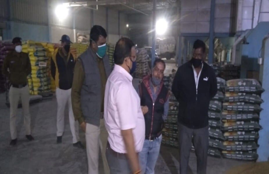 दर्शिल ऍग्रो प्लांटमध्ये जवळपास 30 किलोची, 25 हजार गव्हाची पोती जप्त करण्यात आली आहेत. त्याशिवाय 50 किलो गोल्डन रंगही या प्लांटमध्ये आढळला. गव्हावर अशाप्रकारे रंग मारण्याचं हे प्रकरण पहिल्यांदाच समोर आलं आहे. दर्शिल ऍग्रो प्लांटमध्ये जवळपास 30 किलोची, 25 हजार गव्हाची पोती जप्त करण्यात आली आहेत. त्याशिवाय 50 किलो गोल्डन रंगही या प्लांटमध्ये आढळला. गव्हावर अशाप्रकारे रंग मारण्याचं हे प्रकरण पहिल्यांदाच समोर आलं आहे.