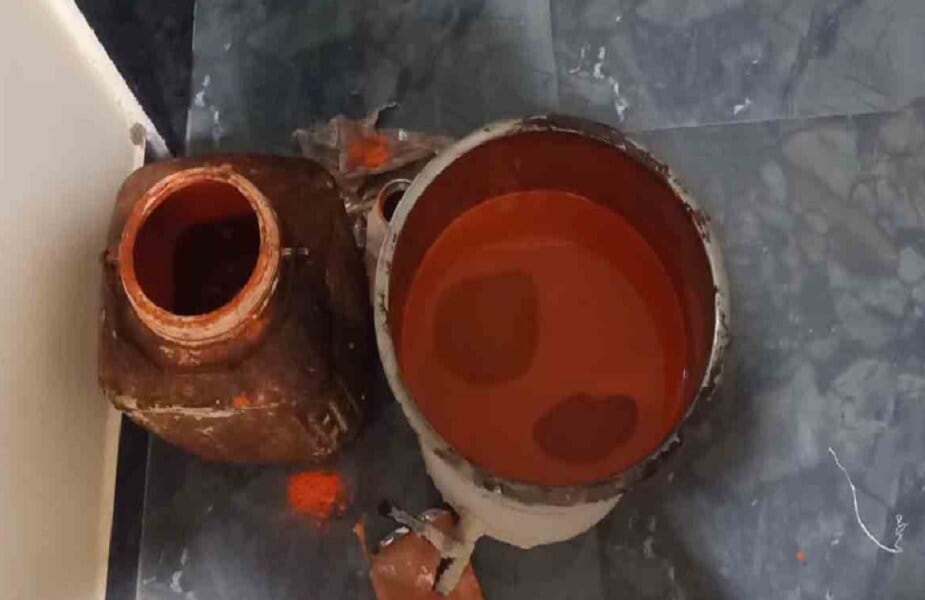 सडलेल्या गव्हावर, हानिकारक गोल्डन रंग मारून तो बेस्ट क्वालिटीचा, ब्रँडेड सांगून बाजारात सप्लाय केला जात होता. हा गहू अमूल, सुपर किंग, जलसा, वंडर अशा जवळपास 11 ब्रँड्समध्ये पॅक करून, हे नमुने तपासणीसाठी भोपाळला पाठवण्यात आले आहेत. सडलेल्या गव्हावर, हानिकारक गोल्डन रंग मारून तो बेस्ट क्वालिटीचा, ब्रँडेड सांगून बाजारात सप्लाय केला जात होता. हा गहू अमूल, सुपर किंग, जलसा, वंडर अशा जवळपास 11 ब्रँड्समध्ये पॅक करून, हे नमुने तपासणीसाठी भोपाळला पाठवण्यात आले आहेत.