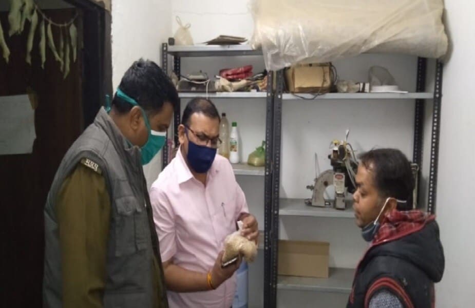 मध्यप्रदेशातील नीमचमध्ये हा प्रकार उघड झाला. जिल्हा अन्न आणि औधष विभाग अधिकारी संजीव मिश्रा यांनी सांगितलं की, प्लांटमध्ये ठेवण्यात आलेल्या गव्हाचे 5 प्रकारचे नमुने घेण्यात आले. हे गहू वेगवेगळ्या ब्रँड्सच्या नावाने पॅक करण्यात आले होते. गव्हाच्या अनेक मोठ्या ब्रँड्सच्या नावे हा माल भरला गेला होता. मध्यप्रदेशातील नीमचमध्ये हा प्रकार उघड झाला. जिल्हा अन्न आणि औधष विभाग अधिकारी संजीव मिश्रा यांनी सांगितलं की, प्लांटमध्ये ठेवण्यात आलेल्या गव्हाचे 5 प्रकारचे नमुने घेण्यात आले. हे गहू वेगवेगळ्या ब्रँड्सच्या नावाने पॅक करण्यात आले होते. गव्हाच्या अनेक मोठ्या ब्रँड्सच्या नावे हा माल भरला गेला होता.