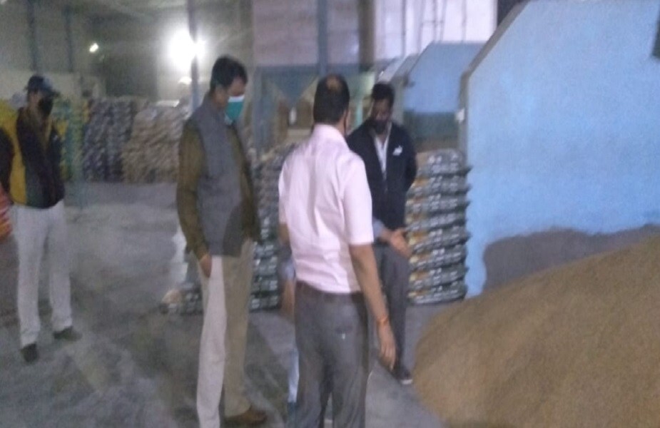 तपासणीसाठी गव्हाचे नमुने भोपाळला पाठवण्यात आले आहेत. तसंच प्लांट सील करण्यात आला आहे. तपासादरम्यान हा गहू प्रमाणित नसल्याचं आढल्यास, दर्शिल ऍग्रोविरोधात कारवाई करण्यात येणार आहे. तपासणीसाठी गव्हाचे नमुने भोपाळला पाठवण्यात आले आहेत. तसंच प्लांट सील करण्यात आला आहे. तपासादरम्यान हा गहू प्रमाणित नसल्याचं आढल्यास, दर्शिल ऍग्रोविरोधात कारवाई करण्यात येणार आहे.
