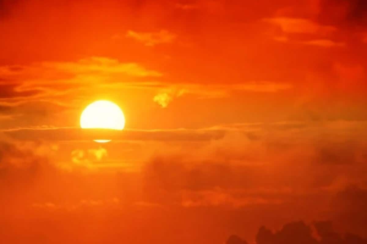 चायना नॅशनल न्यूक्लियर कॉर्पोरेशन (CNNC) यांच्यासह साउथवेस्टर्न इंस्टिट्यूट ऑफ फिजिक्सच्या वैज्ञानिकांनी 2006 पासून या प्रकल्पावर काम सुरू केले होते. शुक्रवारी या यशाची घोषणा करताना चिनी माध्यमांनी सांगितले की हा सूर्य तयार करण्याचा उद्देश जास्तीत जास्त सौर ऊर्जा मिळविणे आहे. विशेषत: प्रतिकूल हवामानात या सूर्याचा उपयोग होईल. या कृत्रिम सूर्याला HL-2M Tokamak असं नाव देण्यात आलं आहे. (सांकेतिक फोटो Pixabay) चायना नॅशनल न्यूक्लियर कॉर्पोरेशन (CNNC) यांच्यासह साउथवेस्टर्न इंस्टिट्यूट ऑफ फिजिक्सच्या वैज्ञानिकांनी 2006 पासून या प्रकल्पावर काम सुरू केले होते. शुक्रवारी या यशाची घोषणा करताना चिनी माध्यमांनी सांगितले की हा सूर्य तयार करण्याचा उद्देश जास्तीत जास्त सौर ऊर्जा मिळविणे आहे. विशेषत: प्रतिकूल हवामानात या सूर्याचा उपयोग होईल. या कृत्रिम सूर्याला HL-2M Tokamak असं नाव देण्यात आलं आहे. (सांकेतिक फोटो Pixabay)