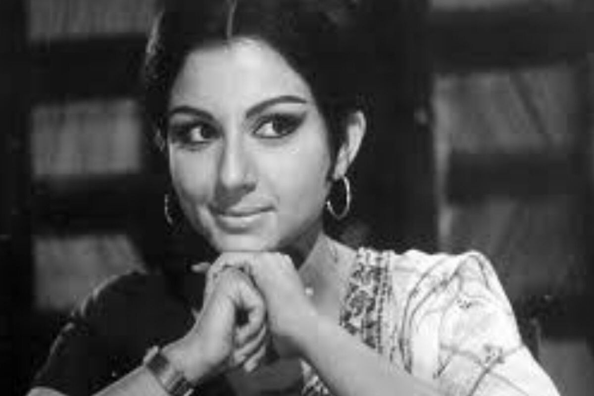 1967 मध्ये प्रदर्शित झालेला 'अॅन इव्हिनिंग इन पॅरिस' मध्ये शर्मिला टागोर यांनी स्विमसूट घातला होता. अशाप्रकारे स्विमसूट घालणाऱ्या त्या पहिल्या भारतीय अभिनेत्री ठरल्या. (फोटो: सोशल मीडिया) 1967 मध्ये प्रदर्शित झालेला 'अॅन इव्हिनिंग इन पॅरिस' मध्ये शर्मिला टागोर यांनी स्विमसूट घातला होता. अशाप्रकारे स्विमसूट घालणाऱ्या त्या पहिल्या भारतीय अभिनेत्री ठरल्या. (फोटो: सोशल मीडिया)
