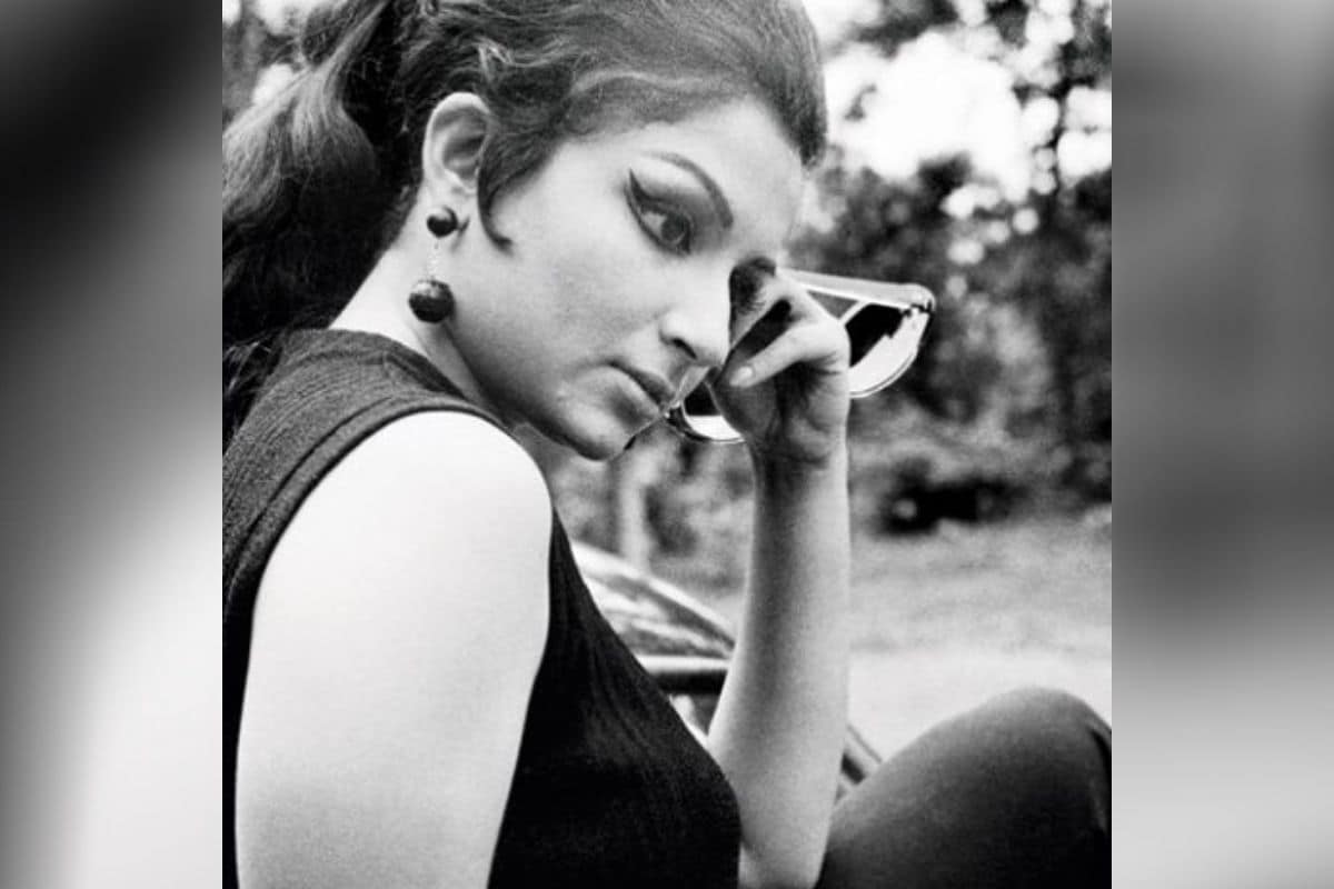 त्यांच्या मॅगजिनवरील बोल्ड लूकने त्यांना चांगलंच चर्चेत आणलं होतं. भारतात अशाप्रकारे एखाद्या चर्चित अभिनेत्रीने बिकिनीमध्ये फोटोशूट करण्याची ती पहिलीच वेळ होती. (फोटो: इंस्टाग्राम/@sharmilatagoreofficial) त्यांच्या मॅगजिनवरील बोल्ड लूकने त्यांना चांगलंच चर्चेत आणलं होतं. भारतात अशाप्रकारे एखाद्या चर्चित अभिनेत्रीने बिकिनीमध्ये फोटोशूट करण्याची ती पहिलीच वेळ होती. (फोटो: इंस्टाग्राम/@sharmilatagoreofficial)