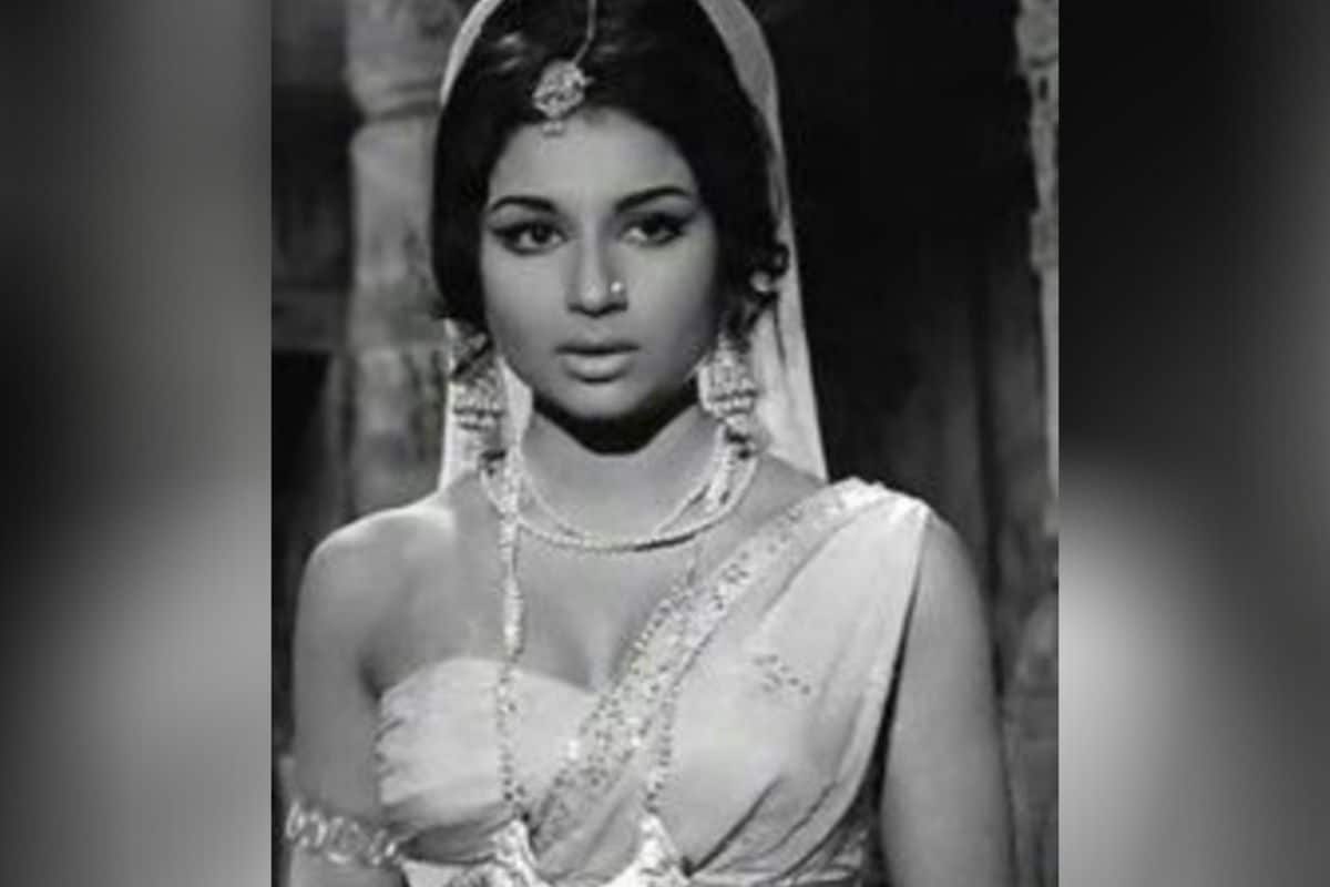 1967 मध्ये आलेल्या 'आमने-सामने' चित्रपटातही त्यांनी स्विमसूट घातला होता. तोपर्यंत त्यांचा बोल्ड लूक जबरदस्त चर्चेत आला होता. (फोटो: इंस्टाग्राम/@sharmilatagoreofficial) 1967 मध्ये आलेल्या 'आमने-सामने' चित्रपटातही त्यांनी स्विमसूट घातला होता. तोपर्यंत त्यांचा बोल्ड लूक जबरदस्त चर्चेत आला होता. (फोटो: इंस्टाग्राम/@sharmilatagoreofficial)