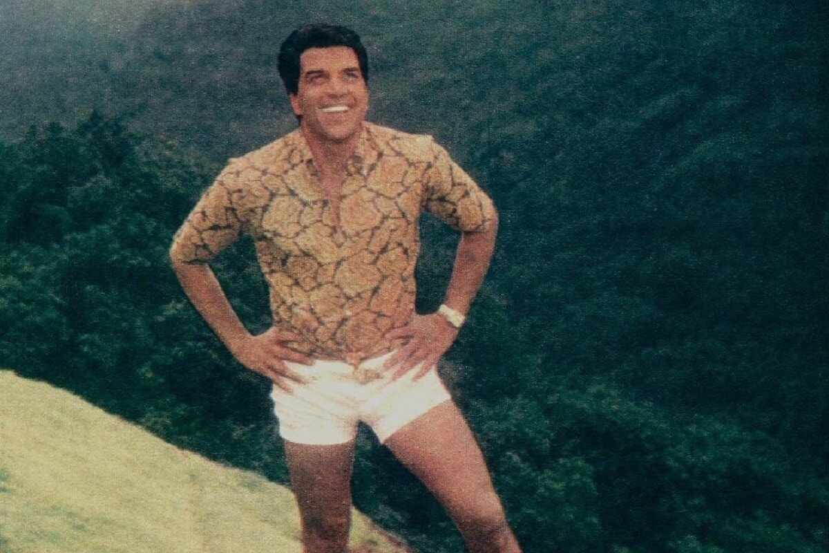 इंडियन आयडॉलच्या (Indian Idol) 11व्या पर्वात त्यांनी एकदा हजेरी लावली होती. त्यावेळी आपल्या संघर्षाची कहाणी सांगताना ते म्हणाले की, हिरो बनण्याचं स्वप्न घेऊन ते जेव्हा मुंबईत आले, तेव्हा त्यांच्याकडे राहण्यासाठी घर नव्हतं. कुठेही राहण्याची सोय नव्हती, तेव्हा एका गॅरेजमध्ये (Garage) ते झोपत असत. (फोटो सौजन्यः Instagram @aapkadharam) इंडियन आयडॉलच्या (Indian Idol) 11व्या पर्वात त्यांनी एकदा हजेरी लावली होती. त्यावेळी आपल्या संघर्षाची कहाणी सांगताना ते म्हणाले की, हिरो बनण्याचं स्वप्न घेऊन ते जेव्हा मुंबईत आले, तेव्हा त्यांच्याकडे राहण्यासाठी घर नव्हतं. कुठेही राहण्याची सोय नव्हती, तेव्हा एका गॅरेजमध्ये (Garage) ते झोपत असत. (फोटो सौजन्यः Instagram @aapkadharam)