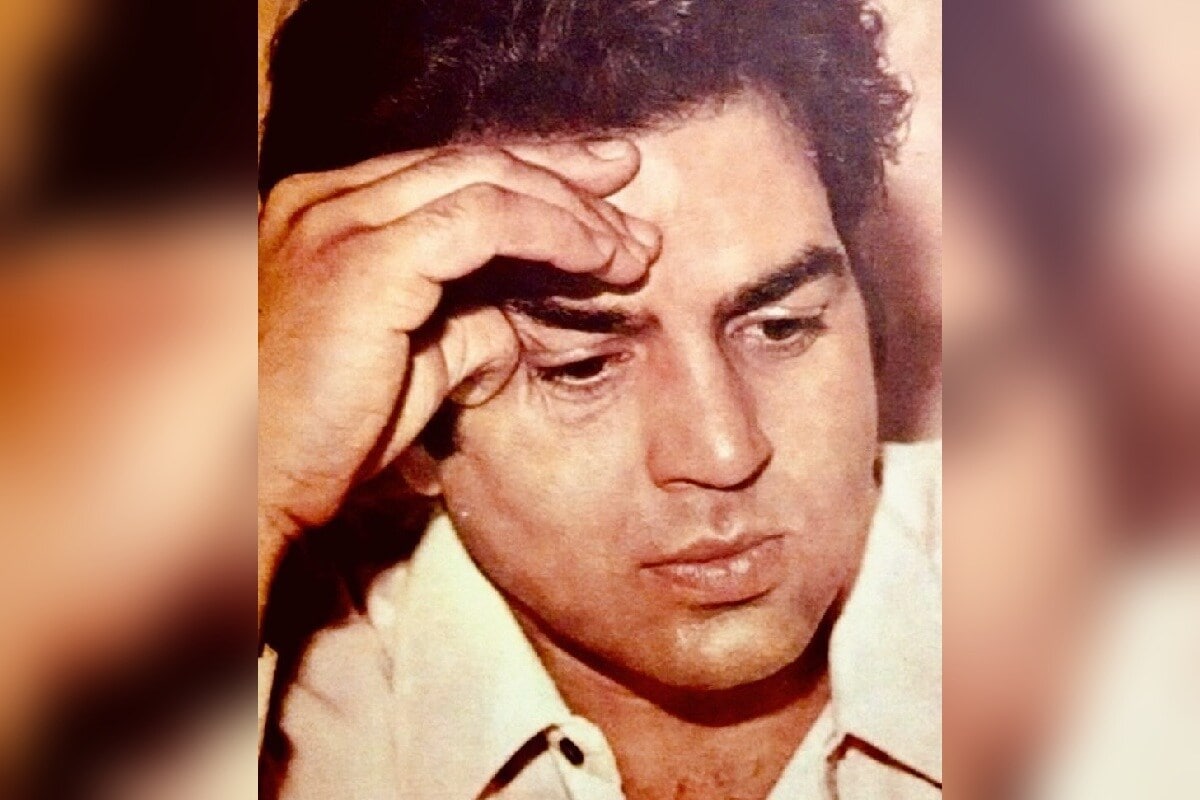 घर नसल्यानं गॅरेजमध्ये झोपावं लागत असलं, तरी त्यांचा आशावाद होता. भरपूर पैसे कमावण्याची त्यांची इच्छा होती. त्यासाठी कष्ट करण्याची तयारी होती. (फोटो सौजन्यः Instagram @aapkadharam) घर नसल्यानं गॅरेजमध्ये झोपावं लागत असलं, तरी त्यांचा आशावाद होता. भरपूर पैसे कमावण्याची त्यांची इच्छा होती. त्यासाठी कष्ट करण्याची तयारी होती. (फोटो सौजन्यः Instagram @aapkadharam)