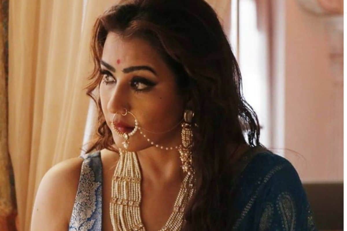 टीव्ही जगत गाजवून, बिग बॉस 11ची (Bigg Boss 11) विजेती झालेल्या मराठमोळ्या शिल्पा शिंदेचं (Shilpa Shinde) नाव पुन्हा एकदा चर्चेत आलं आहे. त्याला कारणही तसंच आहे. छोट्या पडद्यानंतर शिल्पा शिंदेंनं आता डिजिटल प्लॅटफॉर्मकडे आपला मोर्चा वळवला आहे. शिल्पा शिंदेची पौरषपूर (Paurashpur) ही वेब सीरिज लवकरच ओटीटी प्लॅटफॉर्म रिलीज होणार आहे. यामध्ये राणी मीरावतीची भूमिका साकारत आहे. टीव्ही जगत गाजवून, बिग बॉस 11ची (Bigg Boss 11) विजेती झालेल्या मराठमोळ्या शिल्पा शिंदेचं (Shilpa Shinde) नाव पुन्हा एकदा चर्चेत आलं आहे. त्याला कारणही तसंच आहे. छोट्या पडद्यानंतर शिल्पा शिंदेंनं आता डिजिटल प्लॅटफॉर्मकडे आपला मोर्चा वळवला आहे. शिल्पा शिंदेची पौरषपूर (Paurashpur) ही वेब सीरिज लवकरच ओटीटी प्लॅटफॉर्म रिलीज होणार आहे. यामध्ये राणी मीरावतीची भूमिका साकारत आहे.