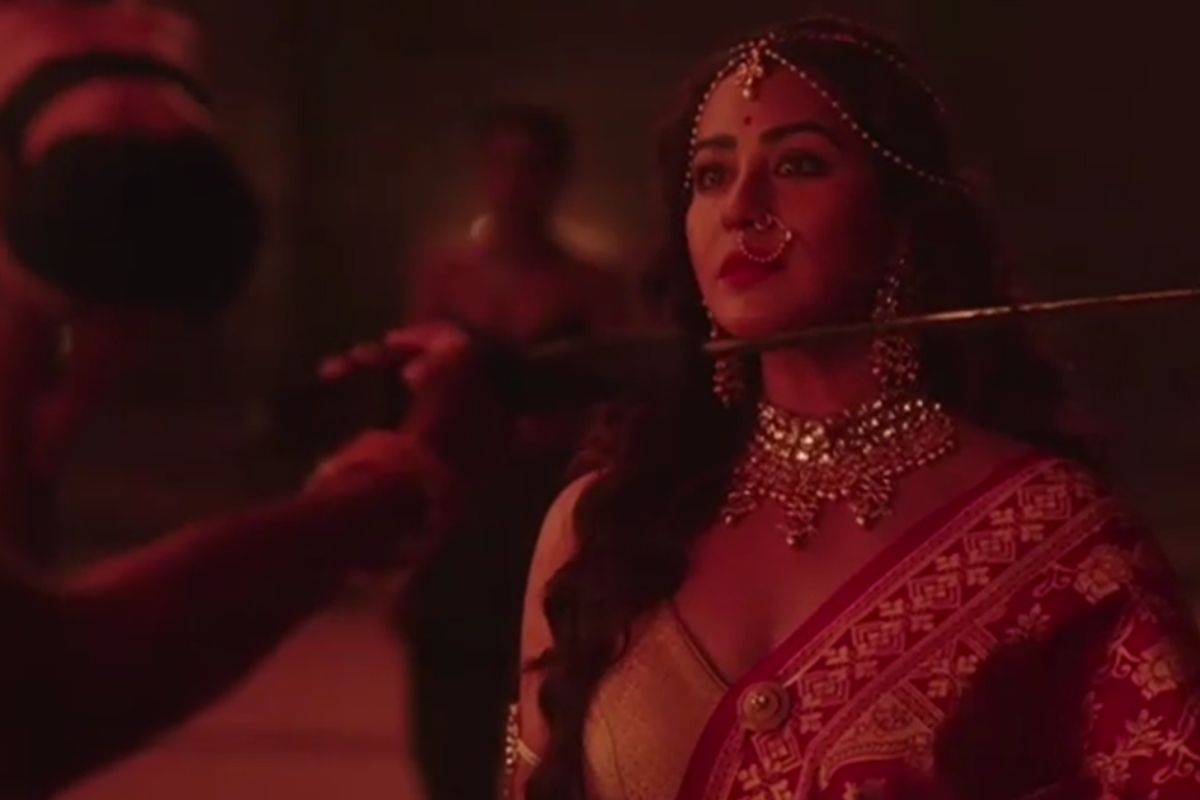 या वेब सीरिजमध्ये शिल्पा शिंदे अतिशय बोल्ड अवतारात दिसणार आहे. काही दिवसांपूर्वीच शिल्पा शिंदे गॅग्ज ऑफ फिल्मिस्तानमधून कमबॅक करणार असल्याच्या चर्चा सुरू होत्या. या वेब सीरिजमध्ये शिल्पा शिंदे अतिशय बोल्ड अवतारात दिसणार आहे. काही दिवसांपूर्वीच शिल्पा शिंदे गॅग्ज ऑफ फिल्मिस्तानमधून कमबॅक करणार असल्याच्या चर्चा सुरू होत्या.