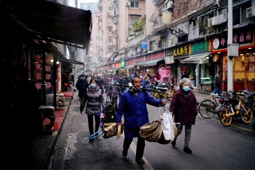 चीनमधील (china) वुहानमध्ये (wuhan) कोरोनाचा (covid19) पहिला रुग्ण सापडल्याच्या घटनेला आता एक वर्षाचा कालावधी पूर्ण झाला आहे. Coronavirus मुळे संपूर्ण जग लॉकडाऊनमध्ये गेलं, पण चीनमधील मार्केट सुरळीत असल्याचं फोटोंमध्ये दिसून येत आहे. Photo: Reuters चीनमधील (china) वुहानमध्ये (wuhan) कोरोनाचा (covid19) पहिला रुग्ण सापडल्याच्या घटनेला आता एक वर्षाचा कालावधी पूर्ण झाला आहे. Coronavirus मुळे संपूर्ण जग लॉकडाऊनमध्ये गेलं, पण चीनमधील मार्केट सुरळीत असल्याचं फोटोंमध्ये दिसून येत आहे. Photo: Reuters