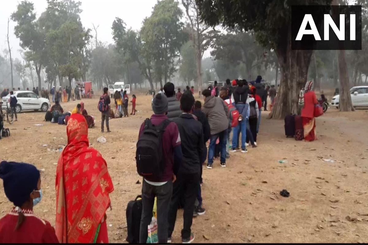 एकीकडे भारत आणि नेपाळ दरम्यान तणावपूर्ण वातावरण असताना, दुसरीकडे कोरोना काळात नेपाळमध्ये बनावटरित्या भारतीय आधार कार्ड बनवण्यात येत असल्याची बाब समोर आली आहे. भारतात प्रवेश करण्यासाठी बुधवारी बनबसा सीमेवर नेपाळी नागरिकांची लांबच लांब रांग लागली होती. एकीकडे भारत आणि नेपाळ दरम्यान तणावपूर्ण वातावरण असताना, दुसरीकडे कोरोना काळात नेपाळमध्ये बनावटरित्या भारतीय आधार कार्ड बनवण्यात येत असल्याची बाब समोर आली आहे. भारतात प्रवेश करण्यासाठी बुधवारी बनबसा सीमेवर नेपाळी नागरिकांची लांबच लांब रांग लागली होती.