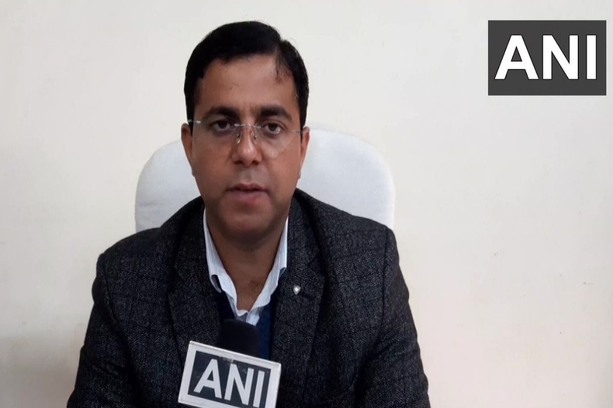 याप्रकरणी टनकपूरचे एसडीएम ऑफिसर हिमांशु कफाल्टिया यांनी सांगितलं की, बनबसा सीमेवरून भारतात येण्यासाठी अनेक नेपाळी नागरिक भारतीय आधार कार्ड तयार करत असून यामुळे सुरक्षितता धोक्यात येऊ शकते. याप्रकरणी टनकपूरचे एसडीएम ऑफिसर हिमांशु कफाल्टिया यांनी सांगितलं की, बनबसा सीमेवरून भारतात येण्यासाठी अनेक नेपाळी नागरिक भारतीय आधार कार्ड तयार करत असून यामुळे सुरक्षितता धोक्यात येऊ शकते.
