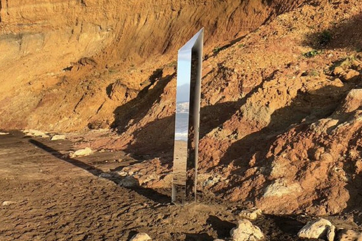 मोनोलिथ (Monolith) हा काही नवा शब्द नाही. मात्र गेल्या एक महिन्यापासून हा शब्द सगळ्यांचे लक्ष वेधून घेत आहे. मोनोलिथ म्हटलं की जमिनीवर एखादा माणूस उभा राहावा तसा एक उभा दगड (Stone) असे चित्र पुढे येते. मात्र गेल्या काही काळापासून चमकदार मोनोलिथ (Shiny Monolith) आढळत आहेत. रोमानिया, ब्रिटन, बेल्जियम आदी अनेक देशांमध्ये अशा रहस्यमय चमकदार आकृत्यांनी लोकांना बुचकळ्यात टाकलं आहे. मोनोलिथ (Monolith) हा काही नवा शब्द नाही. मात्र गेल्या एक महिन्यापासून हा शब्द सगळ्यांचे लक्ष वेधून घेत आहे. मोनोलिथ म्हटलं की जमिनीवर एखादा माणूस उभा राहावा तसा एक उभा दगड (Stone) असे चित्र पुढे येते. मात्र गेल्या काही काळापासून चमकदार मोनोलिथ (Shiny Monolith) आढळत आहेत. रोमानिया, ब्रिटन, बेल्जियम आदी अनेक देशांमध्ये अशा रहस्यमय चमकदार आकृत्यांनी लोकांना बुचकळ्यात टाकलं आहे.