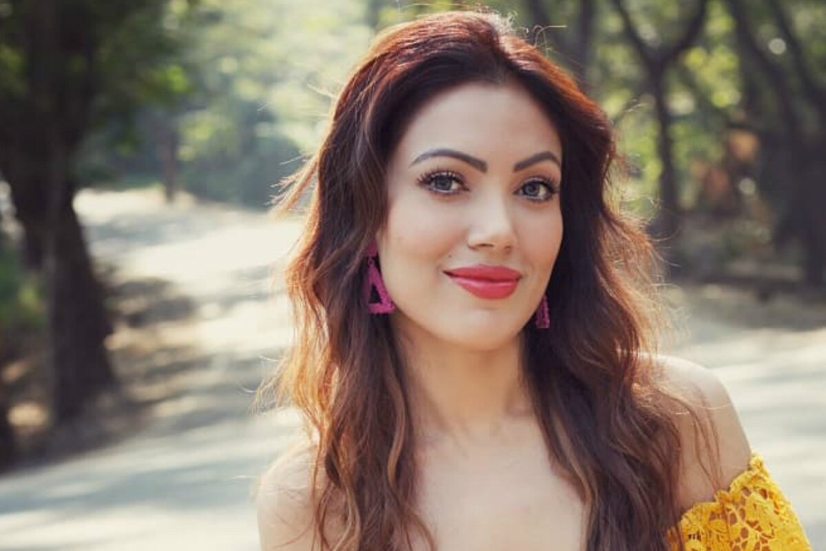 तारक मेहता का उल्टा चश्मा या मालिकेमधील बबीताजी अर्थात मुनमुन दत्ता या सुंदरीने अनेकांच्या मनात घर केलं आहे. ज्यामध्ये मालिकेतला जेठालाल तिच्या प्रेमात असतो त्याप्रमाणेच अनेक चाहते तिच्या प्रेमात आहेत. मुनमुन दत्ता जशी ऑन स्क्रीन अतिशय बोल्ड आणि ग्लॅमरस आहे तशीच ती रिअल लाइफमध्येही तेवढीच हॉट आणि बोल्ड आहे. मुनमुन सोशल मीडियावर नेहमीच सक्रीय असते. मुनमुनने आत्ताही काही फोटो सोशल मीडियावर शेअर केले आहेत. जे अतिशय व्हायरल झाले आहेत. तारक मेहता का उल्टा चश्मा या मालिकेमधील बबीताजी अर्थात मुनमुन दत्ता या सुंदरीने अनेकांच्या मनात घर केलं आहे. ज्यामध्ये मालिकेतला जेठालाल तिच्या प्रेमात असतो त्याप्रमाणेच अनेक चाहते तिच्या प्रेमात आहेत. मुनमुन दत्ता जशी ऑन स्क्रीन अतिशय बोल्ड आणि ग्लॅमरस आहे तशीच ती रिअल लाइफमध्येही तेवढीच हॉट आणि बोल्ड आहे. मुनमुन सोशल मीडियावर नेहमीच सक्रीय असते. मुनमुनने आत्ताही काही फोटो सोशल मीडियावर शेअर केले आहेत. जे अतिशय व्हायरल झाले आहेत.