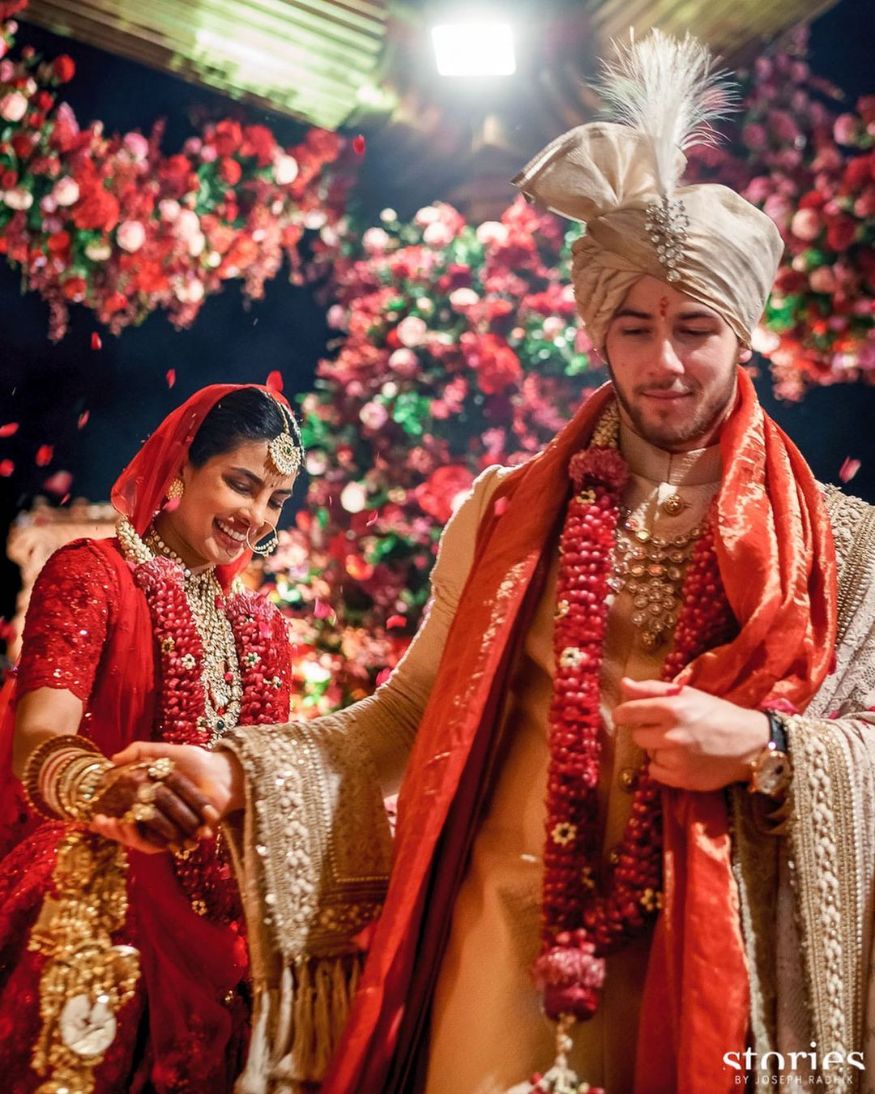 प्रियांका चोप्रा (Priyanka Chopra) आणि निक जोनास (Nick Jonas) यांच्या जगभरातल्या सेलेब्रिटी विश्वात गाजलेल्या लग्नाला दोन वर्षं पूर्ण झाली. या जोडीचे आत्तापर्यंत प्रकाशात न आलेले EXCLUSIVE PHOTO प्रियांका चोप्रा (Priyanka Chopra) आणि निक जोनास (Nick Jonas) यांच्या जगभरातल्या सेलेब्रिटी विश्वात गाजलेल्या लग्नाला दोन वर्षं पूर्ण झाली. या जोडीचे आत्तापर्यंत प्रकाशात न आलेले EXCLUSIVE PHOTO