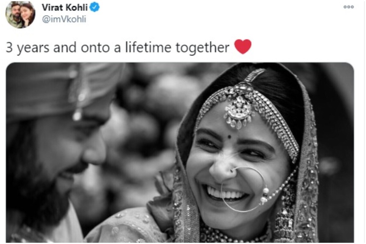 लग्नाच्या वाढदिवशी विराटने सोशल मीडिया अकाऊंटवर पत्नी अनुष्का शर्मासाठी खास मेसेज लिहिला आहे. 'तीन वर्ष आणि आयुष्यभर एकत्रच राहणार,' असं विराटने त्याच्या पोस्टमध्ये म्हणलं आहे. (Virat Kohli/Twitter) लग्नाच्या वाढदिवशी विराटने सोशल मीडिया अकाऊंटवर पत्नी अनुष्का शर्मासाठी खास मेसेज लिहिला आहे. 'तीन वर्ष आणि आयुष्यभर एकत्रच राहणार,' असं विराटने त्याच्या पोस्टमध्ये म्हणलं आहे. (Virat Kohli/Twitter)