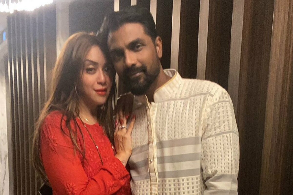 प्रसिद्ध कोरिओग्राफर आणि दिग्दर्शक रेमो डिसूझा (Remo D'Souza) यांना हृदयविकाराचा झटका आल्याने कोकिलाबेन रुग्णायलात दाखल करण्यात आलं आहे. मुंबईच्या या रुग्णालयातील अतिदक्षता विभागात त्यांना दाखल करण्यात आलं असल्याची माहिती शुक्रवारी समोर आली होती. पण ANI च्या वृत्तानुसार त्यांना ICU मध्ये भरती नाही करण्यात आलं आहे. त्यांंची प्रकृती पूर्वीपेक्षा चांगली आहे. रेमो यांच्या प्रकृतीबाबत समजताच त्यांच्या जवळचा मित्रपरिवार रुग्णालयामध्ये पोहोचला आहे. रेमो यांची पत्नी लिझेल डिसूझांचे काही PHOTO समोर आले आहेत. (फोटो सौजन्य-@remodsouza/Instagram) प्रसिद्ध कोरिओग्राफर आणि दिग्दर्शक रेमो डिसूझा (Remo D'Souza) यांना हृदयविकाराचा झटका आल्याने कोकिलाबेन रुग्णायलात दाखल करण्यात आलं आहे. मुंबईच्या या रुग्णालयातील अतिदक्षता विभागात त्यांना दाखल करण्यात आलं असल्याची माहिती शुक्रवारी समोर आली होती. पण ANI च्या वृत्तानुसार त्यांना ICU मध्ये भरती नाही करण्यात आलं आहे. त्यांंची प्रकृती पूर्वीपेक्षा चांगली आहे. रेमो यांच्या प्रकृतीबाबत समजताच त्यांच्या जवळचा मित्रपरिवार रुग्णालयामध्ये पोहोचला आहे. रेमो यांची पत्नी लिझेल डिसूझांचे काही PHOTO समोर आले आहेत. (फोटो सौजन्य-@remodsouza/Instagram)