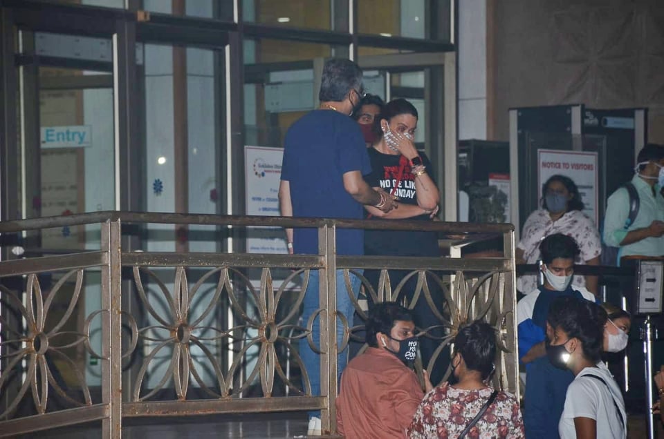 रेमो डिसूझा यांना हृदयविकाराचा झटका आल्याची बातमी समोर येताच त्यांच्या चाहत्यांना मोठा धक्का बसला होता. रेमो यांची प्रकृती लवकरात लवकर ठीक व्हावी याकरता चाहत्यांकडून प्रार्थना केली जात आहे. सोशल मीडियावरही त्यांच्या प्रकृती स्वास्थ्याबाबत प्रार्थना केली जात आहे. (फोटो सौजन्य-Viral Bhayani) रेमो डिसूझा यांना हृदयविकाराचा झटका आल्याची बातमी समोर येताच त्यांच्या चाहत्यांना मोठा धक्का बसला होता. रेमो यांची प्रकृती लवकरात लवकर ठीक व्हावी याकरता चाहत्यांकडून प्रार्थना केली जात आहे. सोशल मीडियावरही त्यांच्या प्रकृती स्वास्थ्याबाबत प्रार्थना केली जात आहे. (फोटो सौजन्य-Viral Bhayani)
