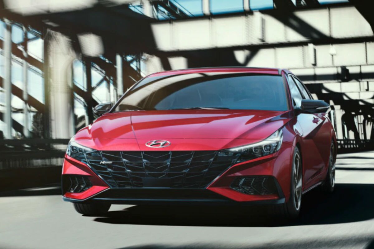 Hyundai Elantra वर तुम्हाला एक लाख रुपयांपर्यंतचा फायदा मिळू शकेल. यामध्ये तुम्हाला 70 हजार रुपयांचे कॅश बेनिफिट आणि 30 हजार रुपयांचा एक्सचेंज बोनस मिळेल. Hyundai Elantra ची किंमत 17 लाख 60 हजार रुपयांपासून सुरू होते. या गाडीचं टॉपचं मॉडेल 20 लाख 65 हजार रुपयांचं आहे. Hyundai Elantra वर तुम्हाला एक लाख रुपयांपर्यंतचा फायदा मिळू शकेल. यामध्ये तुम्हाला 70 हजार रुपयांचे कॅश बेनिफिट आणि 30 हजार रुपयांचा एक्सचेंज बोनस मिळेल. Hyundai Elantra ची किंमत 17 लाख 60 हजार रुपयांपासून सुरू होते. या गाडीचं टॉपचं मॉडेल 20 लाख 65 हजार रुपयांचं आहे.