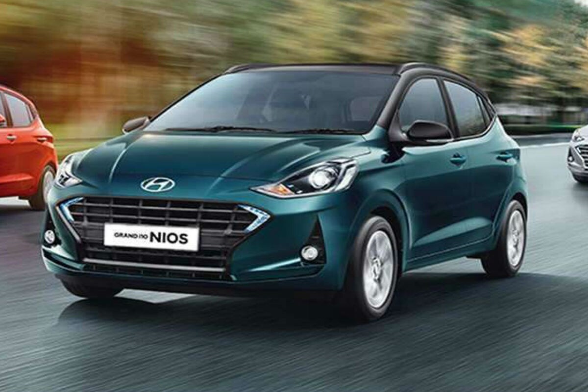 Hyundai Grand i10 Nios वर 30 हजार ते 60 हजार रुपयांपर्यंतची सूट मिळू शकेल. यामध्ये तुम्हाला कंपनीकडून 15 ते 45 हजार रुपयांचे कॅश डिस्काउंट, 10 हजार रुपयांचा एक्सचेंज बोनस आणि 5 हजार रुपयांंचे कॉर्पोरेट डिस्काउंट समाविष्ट आहे. Hyundai Grand i10 Nios ची किंमत 5 लाख 12 हजार रुपयांपासून सुरू होते. या गाडीचं टॉपचं मॉडेल 8 लाख 35 हजार रुपयांचं आहे. Hyundai Grand i10 Nios वर 30 हजार ते 60 हजार रुपयांपर्यंतची सूट मिळू शकेल. यामध्ये तुम्हाला कंपनीकडून 15 ते 45 हजार रुपयांचे कॅश डिस्काउंट, 10 हजार रुपयांचा एक्सचेंज बोनस आणि 5 हजार रुपयांंचे कॉर्पोरेट डिस्काउंट समाविष्ट आहे. Hyundai Grand i10 Nios ची किंमत 5 लाख 12 हजार रुपयांपासून सुरू होते. या गाडीचं टॉपचं मॉडेल 8 लाख 35 हजार रुपयांचं आहे.