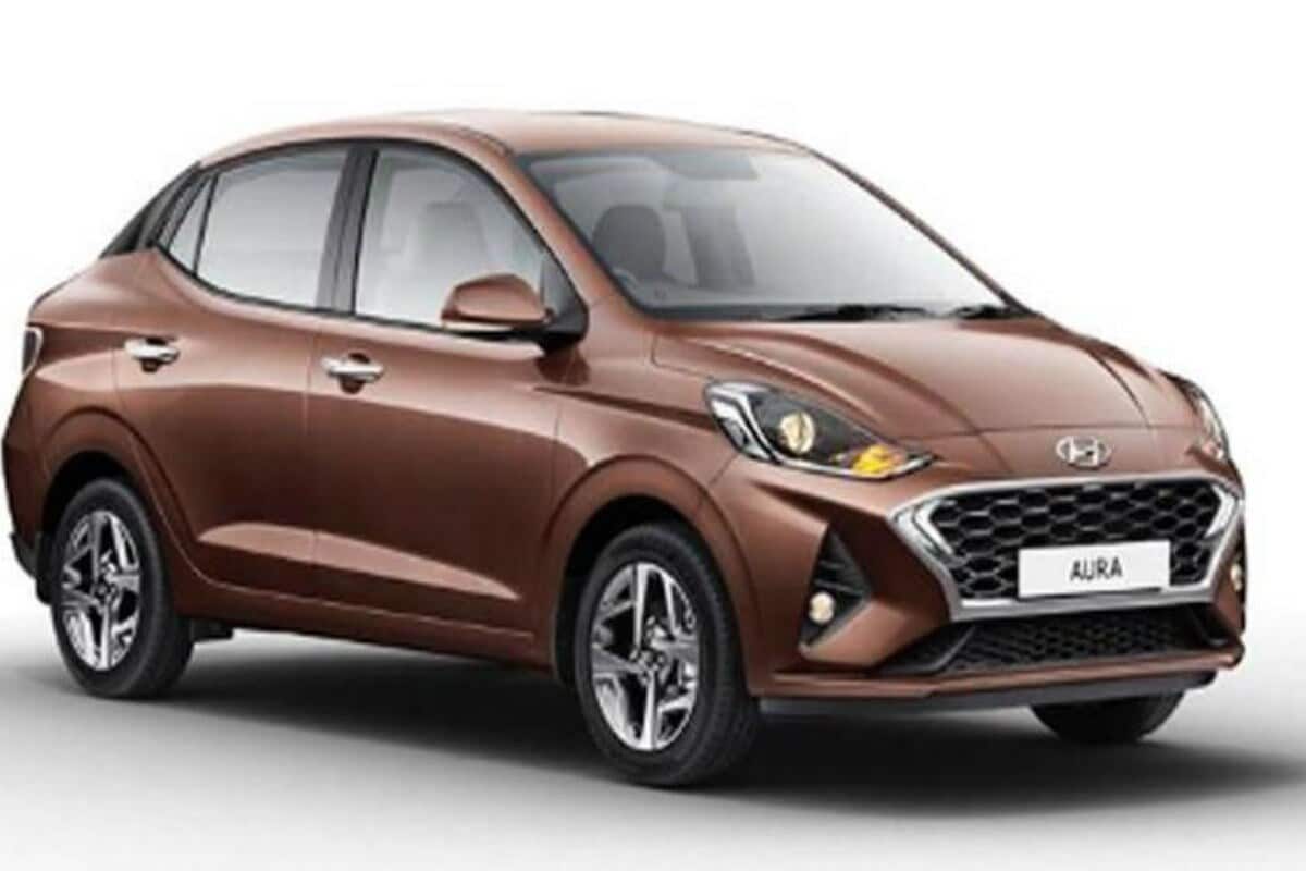 Hyundai Aura वर 40 हजार ते 70 हजार रुपयांपर्यंतची सूट मिळू शकेल. यामध्ये तुम्हाला कंपनीकडून 20 ते 50 हजार रुपयांपर्यंतचे कॅश डिस्काउंट, 15 हजार रुपयांचा एक्सचेंज बोनस आणि 5 हजार रुपयांंचे कॉर्पोरेट डिस्काउंट समाविष्ट आहे. Hyundai Aura ची किंमत 5 लाख 85 हजार रुपयांपासून सुरू होते. या गाडीचं टॉपचं मॉडेल 9 लाख 28 हजार रुपयांचं आहे. Hyundai Aura वर 40 हजार ते 70 हजार रुपयांपर्यंतची सूट मिळू शकेल. यामध्ये तुम्हाला कंपनीकडून 20 ते 50 हजार रुपयांपर्यंतचे कॅश डिस्काउंट, 15 हजार रुपयांचा एक्सचेंज बोनस आणि 5 हजार रुपयांंचे कॉर्पोरेट डिस्काउंट समाविष्ट आहे. Hyundai Aura ची किंमत 5 लाख 85 हजार रुपयांपासून सुरू होते. या गाडीचं टॉपचं मॉडेल 9 लाख 28 हजार रुपयांचं आहे.