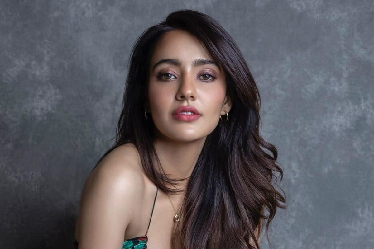 बॉलिवूडची नावाजलेली अभिनेत्री नेहा शर्मा (Neha Sharma) सोशल मीडियावर नेहमीच सक्रीय असते. ही अभिनेत्री सदैव तिच्या बोल्ड फोटोंमुळे चर्चेत असते. नुकतंच नेहाने एक बोल्ड फोटोशूट केलं आहे. त्यामुळे ती पुन्हा एकदा चर्चेत आली आहे. नेहाने ब्लॅक स्वीमसूटमध्ये (Swimsuit) काही बोल्ड फोटो शेअर केले आहेत. (Photo Credit @nehasharmaofficial/Instagram) बॉलिवूडची नावाजलेली अभिनेत्री नेहा शर्मा (Neha Sharma) सोशल मीडियावर नेहमीच सक्रीय असते. ही अभिनेत्री सदैव तिच्या बोल्ड फोटोंमुळे चर्चेत असते. नुकतंच नेहाने एक बोल्ड फोटोशूट केलं आहे. त्यामुळे ती पुन्हा एकदा चर्चेत आली आहे. नेहाने ब्लॅक स्वीमसूटमध्ये (Swimsuit) काही बोल्ड फोटो शेअर केले आहेत. (Photo Credit @nehasharmaofficial/Instagram)