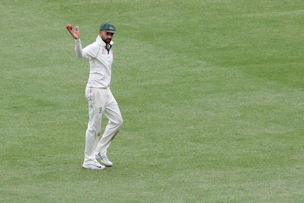 या सीरिजमध्ये ऑस्ट्रेलियाला त्यांचा ऑफ स्पिनर नॅथन लायन (Nathan Lyon) याच्याकडून खूप अपेक्षा आहेत. नॅथन लायनने भारताविरुद्ध नेहमीच चांगली कामगिरी केली आहे, यावेळीही भारतासाठी तो धोकादायक ठरू शकतो. नॅथन लायनच्या क्रिकेट कारकिर्दीविषयी अनेकांना माहिती असलं, तरी त्याच्या वैयक्तिक आयुष्याबाबत मात्र खूप कमी जणांना माहिती आहे. या सीरिजमध्ये ऑस्ट्रेलियाला त्यांचा ऑफ स्पिनर नॅथन लायन (Nathan Lyon) याच्याकडून खूप अपेक्षा आहेत. नॅथन लायनने भारताविरुद्ध नेहमीच चांगली कामगिरी केली आहे, यावेळीही भारतासाठी तो धोकादायक ठरू शकतो. नॅथन लायनच्या क्रिकेट कारकिर्दीविषयी अनेकांना माहिती असलं, तरी त्याच्या वैयक्तिक आयुष्याबाबत मात्र खूप कमी जणांना माहिती आहे.