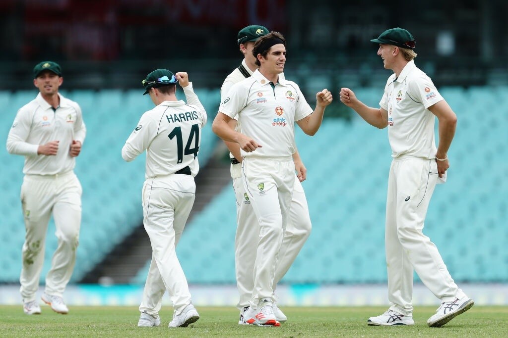 भारत आणि ऑस्ट्रेलिया (India vs Australia) यांच्यातल्या पहिल्या टेस्ट मॅचला 17 डिसेंबरपासून सुरूवात होणार आहे. भारताची घराबाहेरची ही पहिलीच डे-नाईट टेस्ट मॅच असणार आहे, जी गुलाबी बॉलने खेळवली जाईल. सध्या बॉर्डर-गावसकर ट्रॉफी भारताकडे आहे, कारण त्यांनी मागच्यावेळी ऑस्ट्रेलियाचा 2-1 ने पराभव केला होता. ही ट्रॉफी पुन्हा मिळवण्यासाठी ऑस्ट्रेलिया कोणतीही कसर सोडणार नाही. ऑस्ट्रेलियाच्या टीममध्ये स्टीव्ह स्मिथचं पुनरागमन झालं असलं तरी ऍडलेड टेस्टमध्ये त्यांना दुखापतीचं ग्रहण लागलं आहे. (BCCI/Twitter) भारत आणि ऑस्ट्रेलिया (India vs Australia) यांच्यातल्या पहिल्या टेस्ट मॅचला 17 डिसेंबरपासून सुरूवात होणार आहे. भारताची घराबाहेरची ही पहिलीच डे-नाईट टेस्ट मॅच असणार आहे, जी गुलाबी बॉलने खेळवली जाईल. सध्या बॉर्डर-गावसकर ट्रॉफी भारताकडे आहे, कारण त्यांनी मागच्यावेळी ऑस्ट्रेलियाचा 2-1 ने पराभव केला होता. ही ट्रॉफी पुन्हा मिळवण्यासाठी ऑस्ट्रेलिया कोणतीही कसर सोडणार नाही. ऑस्ट्रेलियाच्या टीममध्ये स्टीव्ह स्मिथचं पुनरागमन झालं असलं तरी ऍडलेड टेस्टमध्ये त्यांना दुखापतीचं ग्रहण लागलं आहे. (BCCI/Twitter)