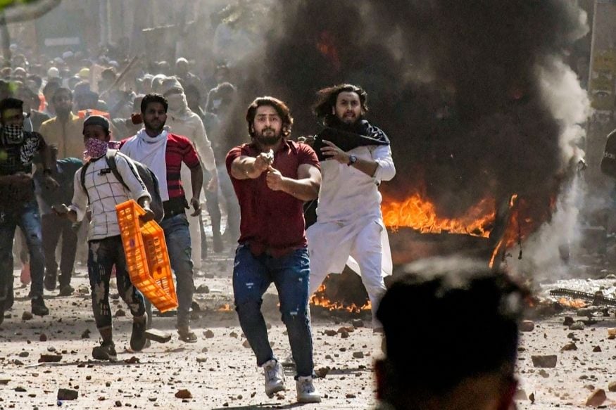 फेब्रुवारी महिन्यात दिल्लीमध्ये झालेल्या दंगलींत 23 वर्षीय शाहरुख पठाण या तरुणाने पोलिसांवर बंदूक रोखल्याचा फोटो. दिल्लीमधील जाफराबाद-मौजापूर रस्त्यावर हा प्रकार घडला त्या वेळचा हा फोटो. हा फोटो सोशल मीडियावर व्हायरल झाला. Photo: PTI फेब्रुवारी महिन्यात दिल्लीमध्ये झालेल्या दंगलींत 23 वर्षीय शाहरुख पठाण या तरुणाने पोलिसांवर बंदूक रोखल्याचा फोटो. दिल्लीमधील जाफराबाद-मौजापूर रस्त्यावर हा प्रकार घडला त्या वेळचा हा फोटो. हा फोटो सोशल मीडियावर व्हायरल झाला. Photo: PTI