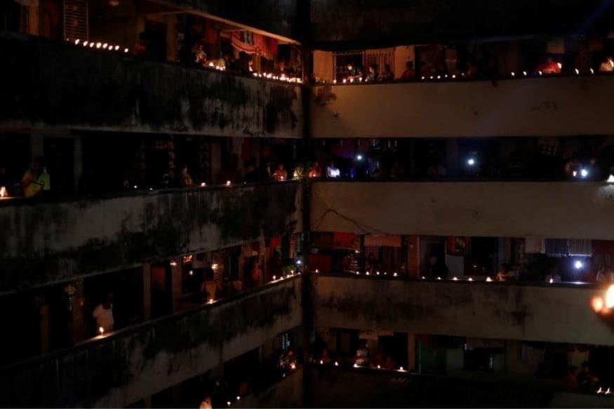 पंतप्रधान नरेंद्र मोदी यांनी देशातील जनतेला रविवारी 5 एप्रिल रोजी रात्री 9 वाजता 9 मिनिटांसाठी आपल्या घरातील सर्व लाइट्स बंद करून दरवाजात किंवा बाल्कनीत येऊन दिवा, मेणबत्ती किंवा मोबाइल फ्लॅशलाइट 9 मिनिटांसाठी लावावी असे आवाहन केले होते. त्याला प्रतिसाद देत देशवासियांनी घराच्या बाल्कनीत येत दिवे लावत कोरोनाच्या या संकटात आपले योगदान दिले होते त्याचा मुंबईतील फोटो. REUTERS/Francis Mascarenhas पंतप्रधान नरेंद्र मोदी यांनी देशातील जनतेला रविवारी 5 एप्रिल रोजी रात्री 9 वाजता 9 मिनिटांसाठी आपल्या घरातील सर्व लाइट्स बंद करून दरवाजात किंवा बाल्कनीत येऊन दिवा, मेणबत्ती किंवा मोबाइल फ्लॅशलाइट 9 मिनिटांसाठी लावावी असे आवाहन केले होते. त्याला प्रतिसाद देत देशवासियांनी घराच्या बाल्कनीत येत दिवे लावत कोरोनाच्या या संकटात आपले योगदान दिले होते त्याचा मुंबईतील फोटो. REUTERS/Francis Mascarenhas