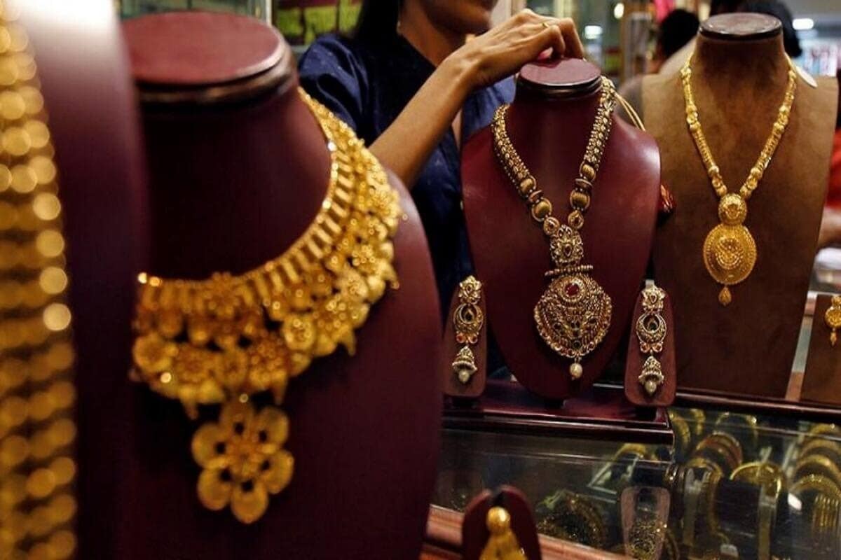 बुधवारी सोनंचांदीच्या किंमतीत (Gold Silver Price) सलग दुसऱ्या दिवशी तेजी पाहायला मिळते आहे. मल्टी कमोडिटी एक्सचेंज (MCX) वर आज सकाळी 10 वाजता सोन्याच्या किंमतीत 107 रुपयांची तेजी पाहायला मिळाली. यानंतर सोन्याचे दर 49550.00 रुपये प्रति तोळावर ट्रेड करत होते. तर चांदी 324 रुपयांनी महागली आहे. यानंतर चांदीचे भाव 65177.00 रुपये प्रति किलोवर ट्रेड करत होते. मंगळवारी सोन्याचे भाव 49443 रुपये प्रति तोळावर बंद झाले होते. आज सकाळी सोनं 49566 रुपये प्रति तोळाने उघडलं होतं. बुधवारी सोनंचांदीच्या किंमतीत (Gold Silver Price) सलग दुसऱ्या दिवशी तेजी पाहायला मिळते आहे. मल्टी कमोडिटी एक्सचेंज (MCX) वर आज सकाळी 10 वाजता सोन्याच्या किंमतीत 107 रुपयांची तेजी पाहायला मिळाली. यानंतर सोन्याचे दर 49550.00 रुपये प्रति तोळावर ट्रेड करत होते. तर चांदी 324 रुपयांनी महागली आहे. यानंतर चांदीचे भाव 65177.00 रुपये प्रति किलोवर ट्रेड करत होते. मंगळवारी सोन्याचे भाव 49443 रुपये प्रति तोळावर बंद झाले होते. आज सकाळी सोनं 49566 रुपये प्रति तोळाने उघडलं होतं.