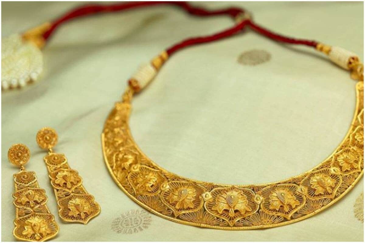 दिल्ली सराफा बाजारात मंगळवारी सोन्याच्या किंमतीत (Gold price in delhi) 514 रुपये प्रति तोळाने वाढ झाली होती. यानंतर 99.9 शुद्धतेच्या सोन्याचे दर दिल्लीमध्ये 48,874 रुपये प्रति तोळा झाले. आंतरराष्ट्रीय स्तरावर वाढलेल्या किंमती आणि रुपयामध्ये घसरण यामुळे सोन्याचे दर वाढले होते. एचडीएफसी सिक्योरिटीजच्या मते दिल्लीतील सराफा बाजारात मंगळवारी चांदीचे दर 1,046 रुपये प्रति किलोने वाढले होते. यानंतर चांदीचे भाव प्रति किलो 63,612 रुपये होते. दिल्ली सराफा बाजारात मंगळवारी सोन्याच्या किंमतीत (Gold price in delhi) 514 रुपये प्रति तोळाने वाढ झाली होती. यानंतर 99.9 शुद्धतेच्या सोन्याचे दर दिल्लीमध्ये 48,874 रुपये प्रति तोळा झाले. आंतरराष्ट्रीय स्तरावर वाढलेल्या किंमती आणि रुपयामध्ये घसरण यामुळे सोन्याचे दर वाढले होते. एचडीएफसी सिक्योरिटीजच्या मते दिल्लीतील सराफा बाजारात मंगळवारी चांदीचे दर 1,046 रुपये प्रति किलोने वाढले होते. यानंतर चांदीचे भाव प्रति किलो 63,612 रुपये होते.