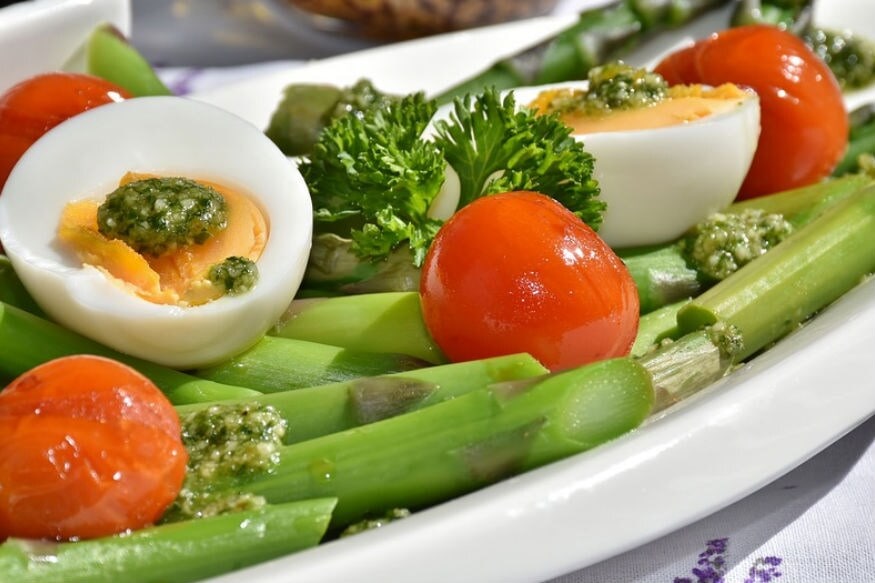 ये देश मेडिटरेनियन डाइट (Mediterranean diet) पर निर्भर है, जिसमें मछली, सीफूड, ऑलिव, सब्जियां और फल शामिल हैं. मेडिटरेनियन डाइट साल 1960 में दिल की बढ़ती बीमारियों को ध्यान में रखकर शुरू हुई थी, जिसकी लोकप्रियता बढ़ती चली गई. अब यूरोप के कई देश इसे लेते हैं. यहां पर bigger is better का विपरीत कंसेप्ट है यानी यहां रुक-रुककर छोटे-छोटे हिस्सों में खाना खाया जाता है. सांकेतिक फोटो (Pixabay) ये देश मेडिटरेनियन डाइट (Mediterranean diet) पर निर्भर है, जिसमें मछली, सीफूड, ऑलिव, सब्जियां और फल शामिल हैं. मेडिटरेनियन डाइट साल 1960 में दिल की बढ़ती बीमारियों को ध्यान में रखकर शुरू हुई थी, जिसकी लोकप्रियता बढ़ती चली गई. अब यूरोप के कई देश इसे लेते हैं. यहां पर bigger is better का विपरीत कंसेप्ट है यानी यहां रुक-रुककर छोटे-छोटे हिस्सों में खाना खाया जाता है. सांकेतिक फोटो (Pixabay)