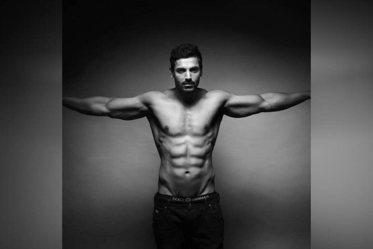 जॉनने (John Abraham) दिग्दर्शक महेश भट यांच्या (Mahesh Bhatt) 'जिस्म' (Jism) चित्रपटातून हिंदी चित्रपटसृष्टीत पदार्पण केलं होतं. त्यावेळची त्याची गर्लफ्रेंड बिपाशा बसूही या चित्रपटात होती. (फोटो सौजन्य : John Abraham Instagram) जॉनने (John Abraham) दिग्दर्शक महेश भट यांच्या (Mahesh Bhatt) 'जिस्म' (Jism) चित्रपटातून हिंदी चित्रपटसृष्टीत पदार्पण केलं होतं. त्यावेळची त्याची गर्लफ्रेंड बिपाशा बसूही या चित्रपटात होती. (फोटो सौजन्य : John Abraham Instagram)