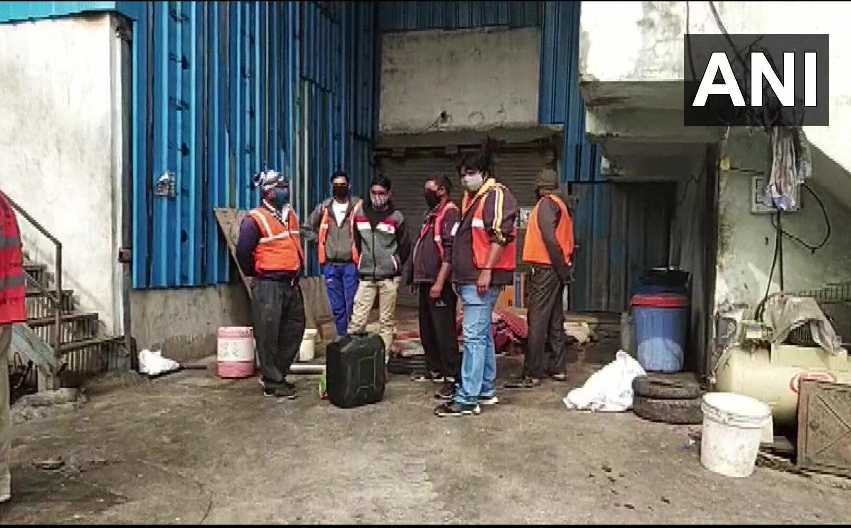 या कारखान्यावर धाड टाकल्यानंतर मालक फरार झाला आहे. याठिकाणी खाण्यास अयोग्य दर्जाचे असे चिप्स तयार करण्यात येत होते. आरोग्याला हानिकारक असणाऱ्या या चिप्सची निर्मिती देखील अतिशय अस्वच्छ वातावरणात करण्यात येत होती. या कारखान्यावर धाड टाकल्यानंतर मालक फरार झाला आहे. याठिकाणी खाण्यास अयोग्य दर्जाचे असे चिप्स तयार करण्यात येत होते. आरोग्याला हानिकारक असणाऱ्या या चिप्सची निर्मिती देखील अतिशय अस्वच्छ वातावरणात करण्यात येत होती.