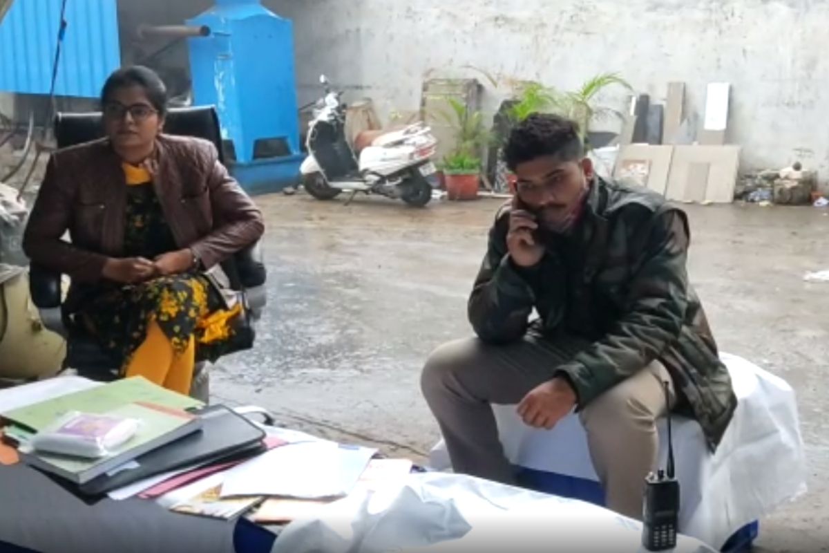 इंदूरमधील सावेर रोडवरील अवंतिका नगरमध्ये या कारखान्यात हे घातक चिप्स तयार करण्यात येत होते. एसआरडी चिप्स या नावाने बाजारात या चिप्सची विक्री करण्यात येत होती. अधिकाऱ्यांना याची माहिती मिळाल्यानंतर अप्पर जिल्हाधिकारी अभय बेडेकर आणि त्यांच्या टीमने याठिकाणी धाड टाकून ही कारवाई केली. या कारखान्यात सडक्या बटाट्यांपासून चिप्स तयार करण्यात येत होते. त्याचबरोबर हे चिप्स पांढरे दिसावेत म्हणून त्यावर (सोडियम हायड्रोऑक्साइड) पावडर देखील लावण्यात येत होती. इंदूरमधील सावेर रोडवरील अवंतिका नगरमध्ये या कारखान्यात हे घातक चिप्स तयार करण्यात येत होते. एसआरडी चिप्स या नावाने बाजारात या चिप्सची विक्री करण्यात येत होती. अधिकाऱ्यांना याची माहिती मिळाल्यानंतर अप्पर जिल्हाधिकारी अभय बेडेकर आणि त्यांच्या टीमने याठिकाणी धाड टाकून ही कारवाई केली. या कारखान्यात सडक्या बटाट्यांपासून चिप्स तयार करण्यात येत होते. त्याचबरोबर हे चिप्स पांढरे दिसावेत म्हणून त्यावर (सोडियम हायड्रोऑक्साइड) पावडर देखील लावण्यात येत होती.