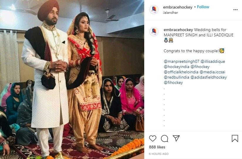 कोरोनाच्या(covid 19) या संकटकाळात लग्न सभारंभाला खूप कमी लोकांना येण्यास परवानगी आहे. त्यामुळे या समारंभात त्याचे जवळचे मित्र आणि नातेवाईक उपस्थित होते. पारंपरिक वेशातील वधुवरांचा फोटो. कोरोनाच्या(covid 19) या संकटकाळात लग्न सभारंभाला खूप कमी लोकांना येण्यास परवानगी आहे. त्यामुळे या समारंभात त्याचे जवळचे मित्र आणि नातेवाईक उपस्थित होते. पारंपरिक वेशातील वधुवरांचा फोटो.