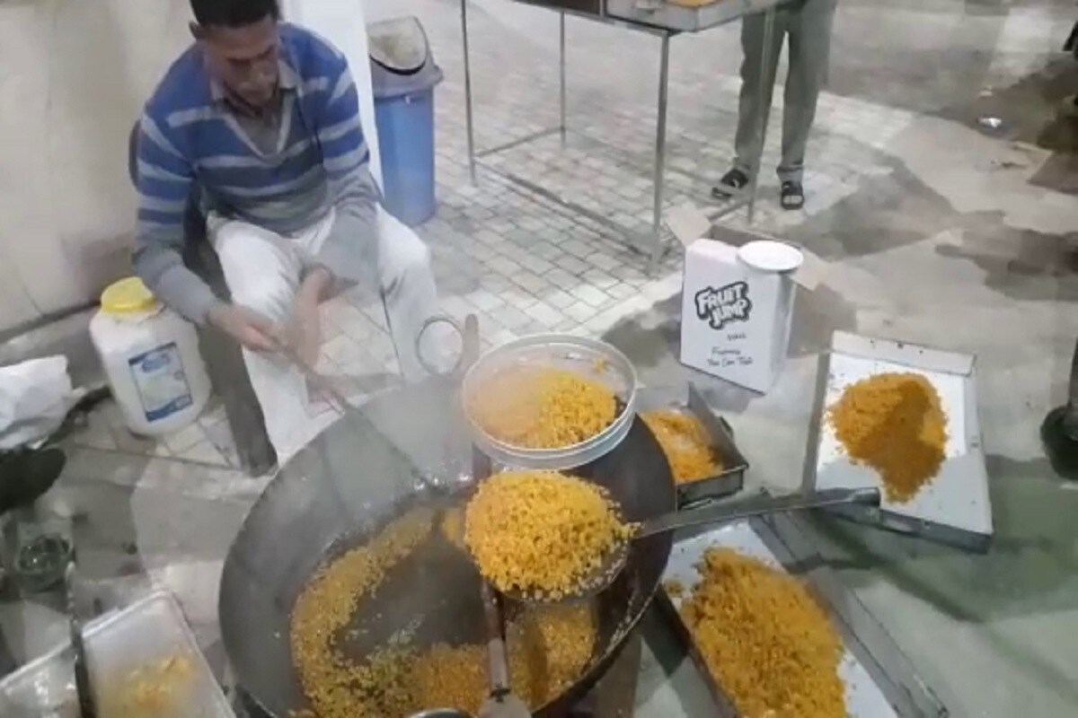 देशात सध्या गाजत आहे ते केंद्र सरकारच्या नवीन कृषी कायद्यांविरुद्ध पंजाब, हरियाणामधील शेतकऱ्यांनी पुकारालेलं आंदोलन. दिल्लीच्या सीमेवर हे आंदोलन सुरू आहे. हजारोंच्या संख्येनं शेतकरी इथं गेल्या अनेक दिवसांपासून ठिय्या देऊन बसले आहेत. शेतकरी शिष्टमंडळाच्या सरकारबरोबर चर्चेच्या फेऱ्या सुरू आहेत, पण अद्याप कोणताही तोडगा निघालेला नाही. दरम्यान, हे शेतकरी आंदोलन स्थळी पिझ्झा, बिर्याणीसह गोडधोडाचा आनंद घेत असून, त्याबाबत रोज नवनवे किस्से, फोटो, व्हिडिओ सोशल मीडियावर येत आहेत. या शाही आंदोलनाची देशभर चर्चा होत आहे. तर या आंदोलनकर्त्या शेतकऱ्यांना कोणताही त्रास होऊ नये यासाठी देशातूनच नव्हे तर जगभरातून मदतीचा ओघ येत आहे. आता या शेतकऱ्यांना लाडू, जिलेबी, शेव असे खाद्यपदार्थ पुरवण्यासाठी राष्ट्रीय महामार्ग 9 वरील गावांनी कंबर कसली असून, गावागावात अस्सल तुपात हे पदार्थ बनवण्याचे काम सुरू आहे. देशात सध्या गाजत आहे ते केंद्र सरकारच्या नवीन कृषी कायद्यांविरुद्ध पंजाब, हरियाणामधील शेतकऱ्यांनी पुकारालेलं आंदोलन. दिल्लीच्या सीमेवर हे आंदोलन सुरू आहे. हजारोंच्या संख्येनं शेतकरी इथं गेल्या अनेक दिवसांपासून ठिय्या देऊन बसले आहेत. शेतकरी शिष्टमंडळाच्या सरकारबरोबर चर्चेच्या फेऱ्या सुरू आहेत, पण अद्याप कोणताही तोडगा निघालेला नाही. दरम्यान, हे शेतकरी आंदोलन स्थळी पिझ्झा, बिर्याणीसह गोडधोडाचा आनंद घेत असून, त्याबाबत रोज नवनवे किस्से, फोटो, व्हिडिओ सोशल मीडियावर येत आहेत. या शाही आंदोलनाची देशभर चर्चा होत आहे. तर या आंदोलनकर्त्या शेतकऱ्यांना कोणताही त्रास होऊ नये यासाठी देशातूनच नव्हे तर जगभरातून मदतीचा ओघ येत आहे. आता या शेतकऱ्यांना लाडू, जिलेबी, शेव असे खाद्यपदार्थ पुरवण्यासाठी राष्ट्रीय महामार्ग 9 वरील गावांनी कंबर कसली असून, गावागावात अस्सल तुपात हे पदार्थ बनवण्याचे काम सुरू आहे.