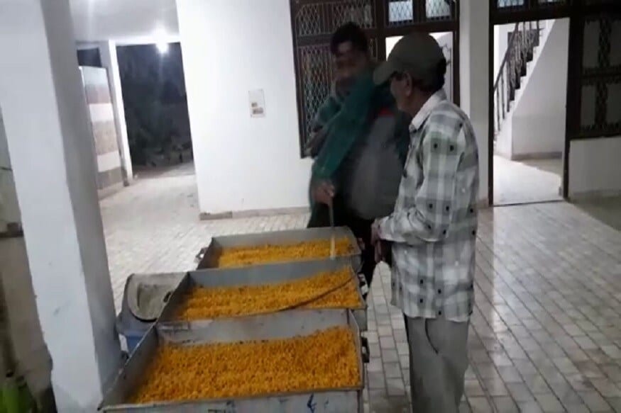 या फोटोत किती मोठ्या प्रमाणात हे काम सुरू आहे, याची झलक दिसते. आकावली गावातील मोहन गढवाल यांनी सांगितलं की अत्यंत उत्साहात गावकरी या कामात सहभागी झाले असून, हे आंदोलन कितीही काळ चालो, शेतकऱ्यांना कोणतीही कमतरता भासू न देण्याची जबाबदारी आता या गावांनी घेतली आहे. जोपर्यंत सरकार कायदे परत घेत नाही, तोपर्यंत आंदोलन सुरू ठेवायचं अशी जिद्द या लोकांनी ठेवली आहे. या फोटोत किती मोठ्या प्रमाणात हे काम सुरू आहे, याची झलक दिसते. आकावली गावातील मोहन गढवाल यांनी सांगितलं की अत्यंत उत्साहात गावकरी या कामात सहभागी झाले असून, हे आंदोलन कितीही काळ चालो, शेतकऱ्यांना कोणतीही कमतरता भासू न देण्याची जबाबदारी आता या गावांनी घेतली आहे. जोपर्यंत सरकार कायदे परत घेत नाही, तोपर्यंत आंदोलन सुरू ठेवायचं अशी जिद्द या लोकांनी ठेवली आहे.