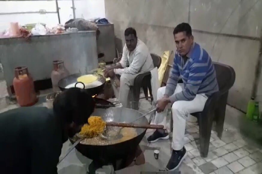 या फोटोंमध्ये किती झपाट्यानं हे काम सुरू असल्याचं दिसतं. इथं, बुंदीचे लाडू बनवण्याचा पुढचा टप्पा सुरू असलेला दिसत आहे. हरियाणातील ही गावं असून, हरियाणा हा पंजाबचा छोटा भाऊ आहे. त्यामुळं आंदोलनात सहभागी झालेल्या पंजाबमधील शेतकऱ्यांना कोणतीही अडचण भासू द्यायची नाही असा निश्चय या गावांनी केला आहे. या फोटोंमध्ये किती झपाट्यानं हे काम सुरू असल्याचं दिसतं. इथं, बुंदीचे लाडू बनवण्याचा पुढचा टप्पा सुरू असलेला दिसत आहे. हरियाणातील ही गावं असून, हरियाणा हा पंजाबचा छोटा भाऊ आहे. त्यामुळं आंदोलनात सहभागी झालेल्या पंजाबमधील शेतकऱ्यांना कोणतीही अडचण भासू द्यायची नाही असा निश्चय या गावांनी केला आहे.