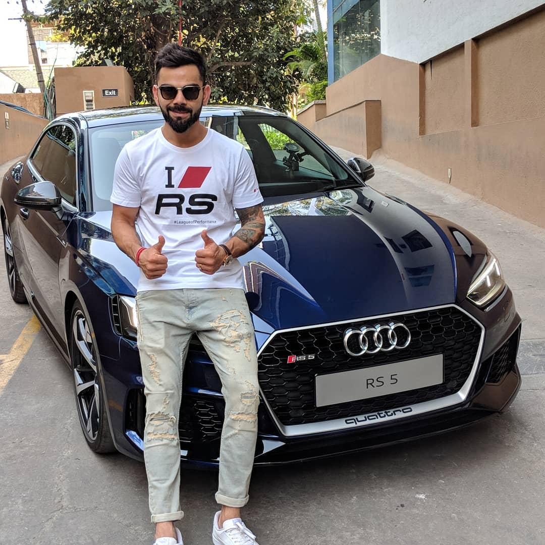 विराट कोहलीकडे ऑडी RS5 गाडी असून या फोटोमध्ये तो आपल्याला या गाडीसोबत दिसून येत आहे. (Twitter) विराट कोहलीकडे ऑडी RS5 गाडी असून या फोटोमध्ये तो आपल्याला या गाडीसोबत दिसून येत आहे. (Twitter)