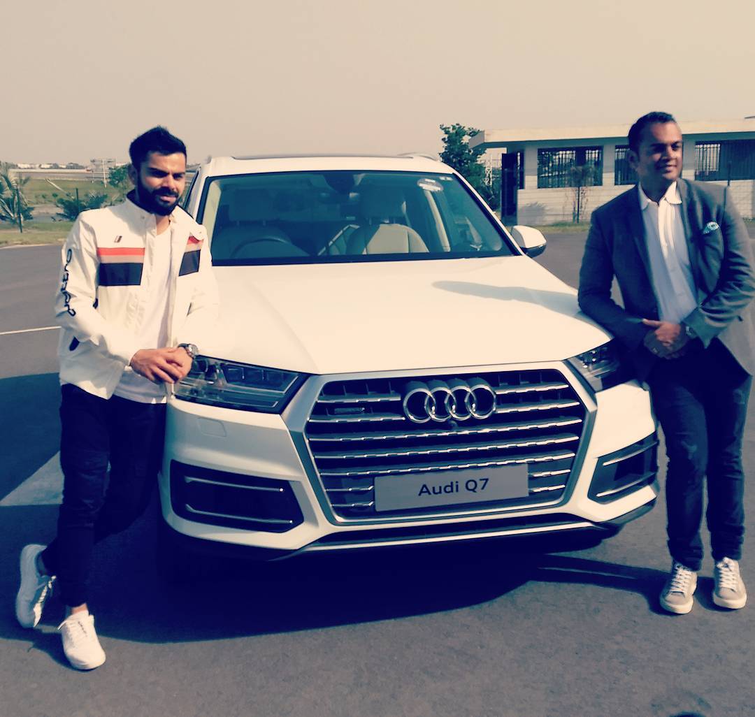 विराट कोहली या फोटोमध्ये आपल्या ऑडी Q7 या गाडीबरोबर दिसून येत आहे. 2017 मधलं ह TDI डिझेल इंजिन 3 लिटर मॉडेल आहे. पांढऱ्या रंगाच्या या गाडीसोबत विराट कोहली पोज देताना दिसून येत आहे. विराट कोहली या फोटोमध्ये आपल्या ऑडी Q7 या गाडीबरोबर दिसून येत आहे. 2017 मधलं ह TDI डिझेल इंजिन 3 लिटर मॉडेल आहे. पांढऱ्या रंगाच्या या गाडीसोबत विराट कोहली पोज देताना दिसून येत आहे.