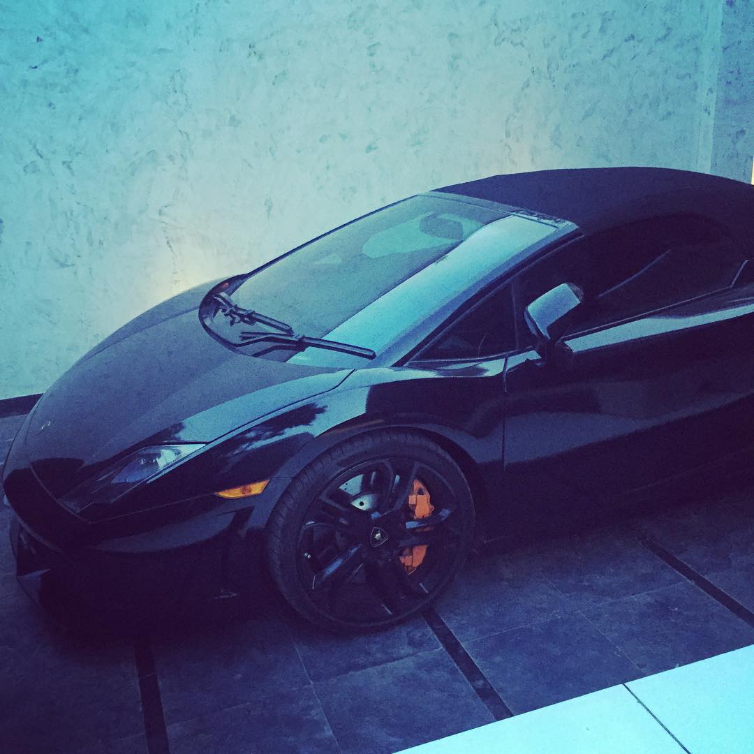 विराट कोहलीने 2015 मधील Lamborghini Gallardo LP 560-4 Spyder ही गाडी खरेदी केली होती. संपूर्ण काळ्या रंगाची ही गाडी अतिशय सुंदर दिसून येत होती. ही गाडी 5.2 आणि V10 पेट्रोल इंजिनसह बाजारात आणली होती. या गाडीचा वेग देखील अतिशय जास्त असून प्रतितास 325 किलोमीटर वेगाने ती धावू शकते. कोहलीने 2015 मध्ये खरेदी केल्यानंतर 2017 मधी ती विकली आहे.(Instagram/Virat Kohli) विराट कोहलीने 2015 मधील Lamborghini Gallardo LP 560-4 Spyder ही गाडी खरेदी केली होती. संपूर्ण काळ्या रंगाची ही गाडी अतिशय सुंदर दिसून येत होती. ही गाडी 5.2 आणि V10 पेट्रोल इंजिनसह बाजारात आणली होती. या गाडीचा वेग देखील अतिशय जास्त असून प्रतितास 325 किलोमीटर वेगाने ती धावू शकते. कोहलीने 2015 मध्ये खरेदी केल्यानंतर 2017 मधी ती विकली आहे.(Instagram/Virat Kohli)