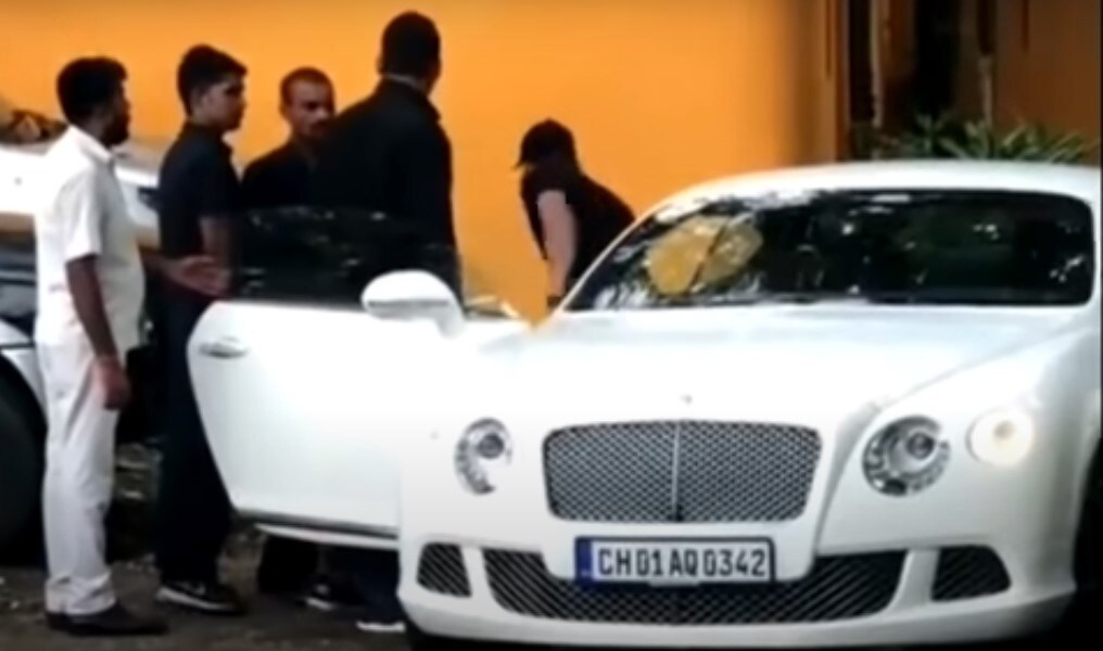 विराट कोहलीकडे महागडी बेंटले(Bentley) गाडी देखील आहे. या फोटोमध्ये तो आपल्या या गाडीतून उतरताना दिसून येत आहे. यामध्ये त्याचे मदतनीस देखील आपल्याला दिसून येत आहेत.(Twitter) विराट कोहलीकडे महागडी बेंटले(Bentley) गाडी देखील आहे. या फोटोमध्ये तो आपल्या या गाडीतून उतरताना दिसून येत आहे. यामध्ये त्याचे मदतनीस देखील आपल्याला दिसून येत आहेत.(Twitter)